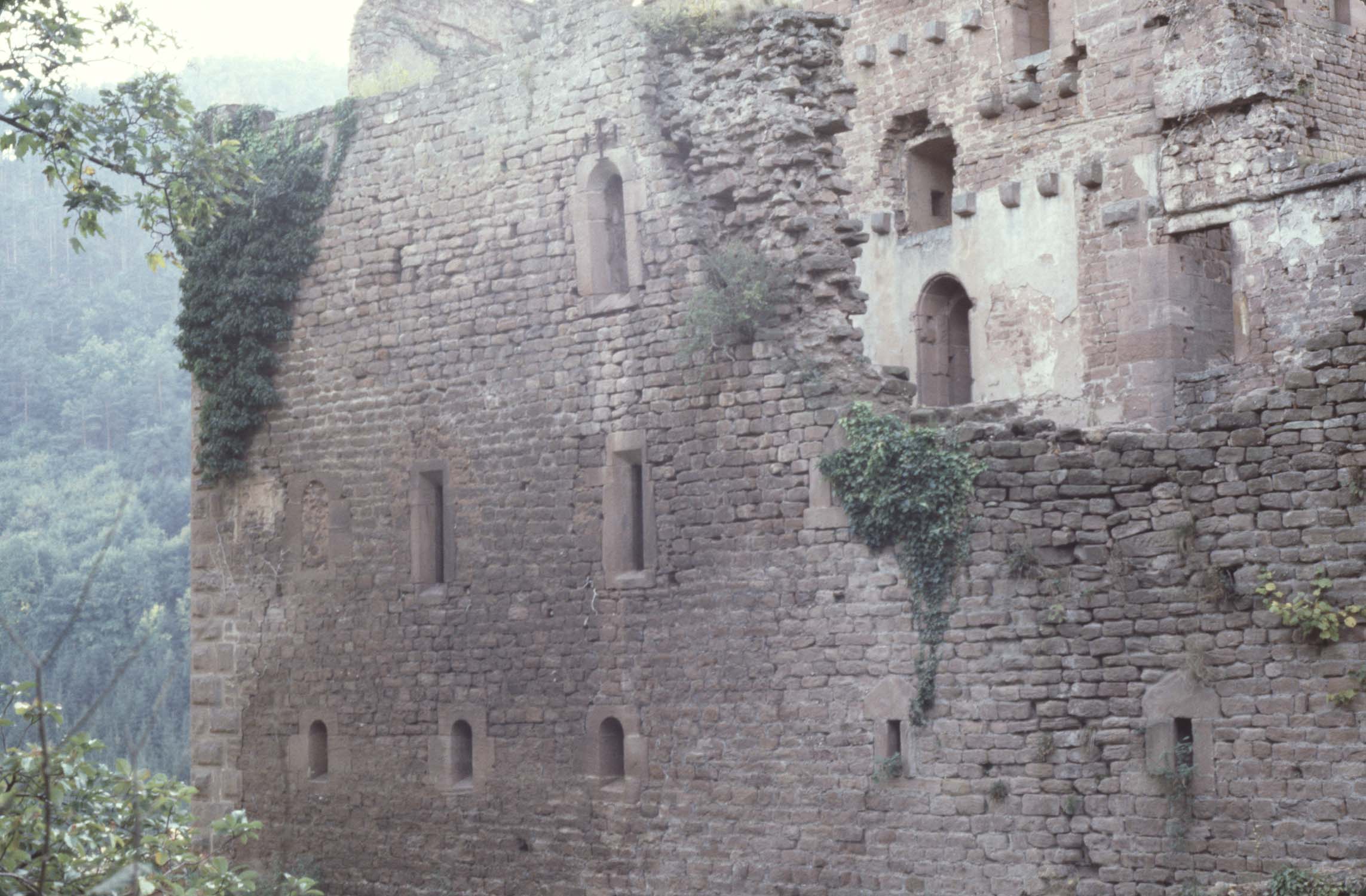 Mur sud et vue partielle du château