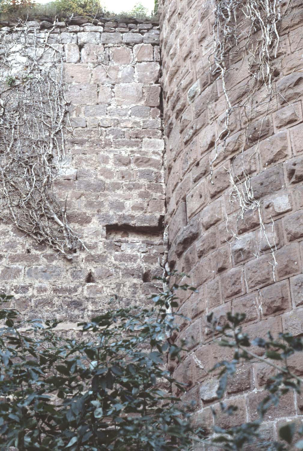 Jonction entre le donjon et un mur