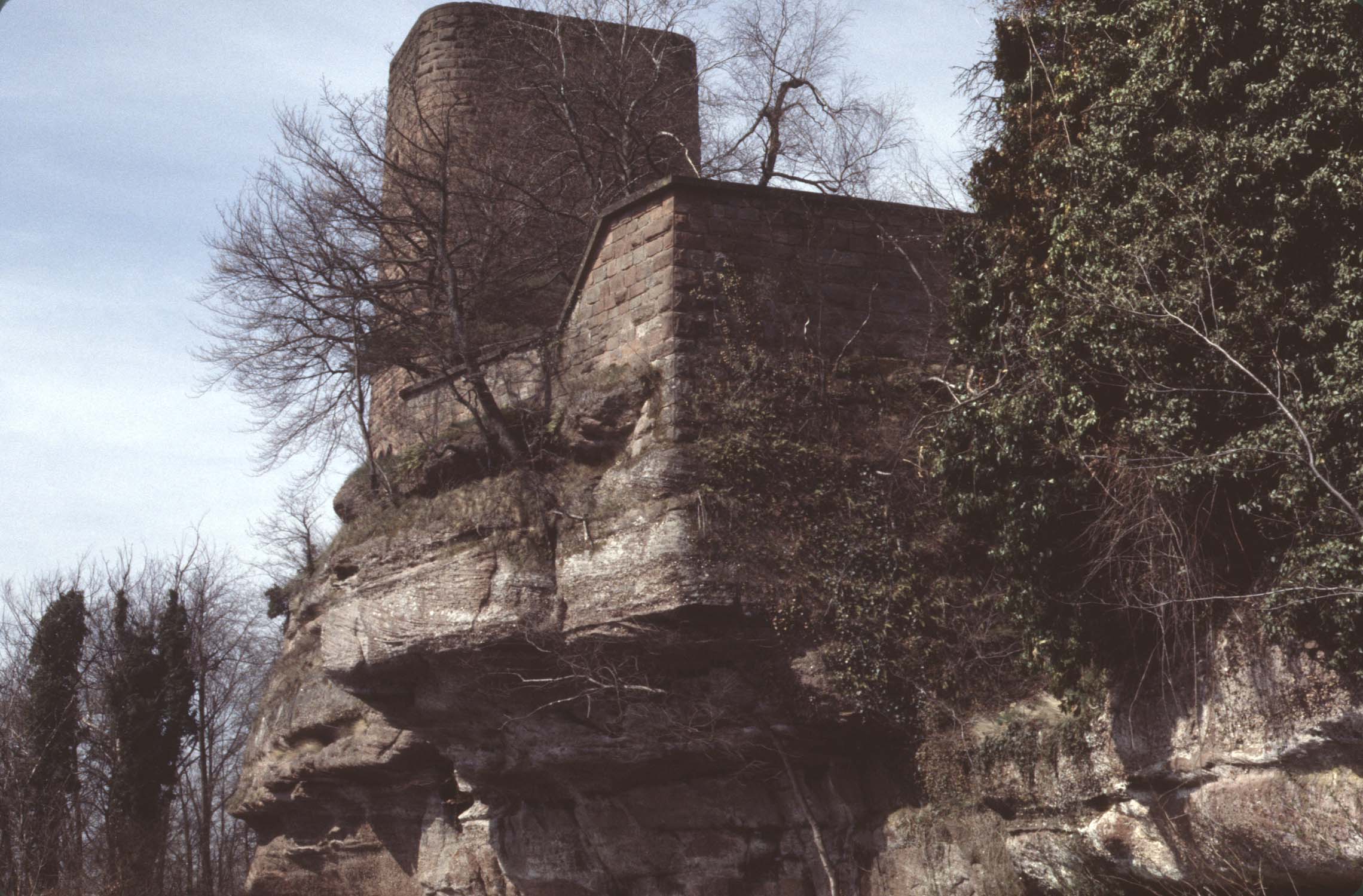 Donjon, vue générale sur son piton rocheux