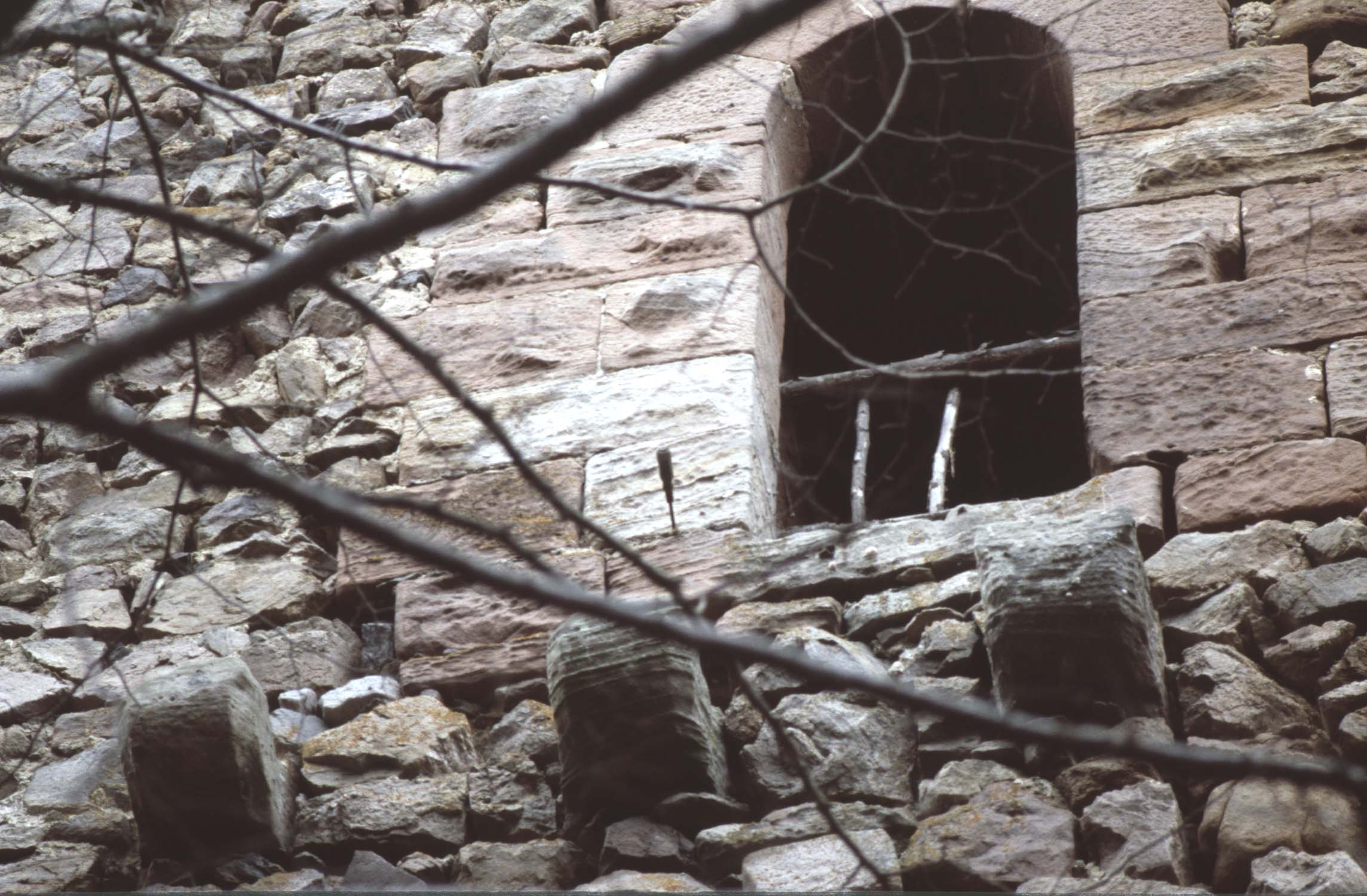 Donjon : porte, détail sur la façade