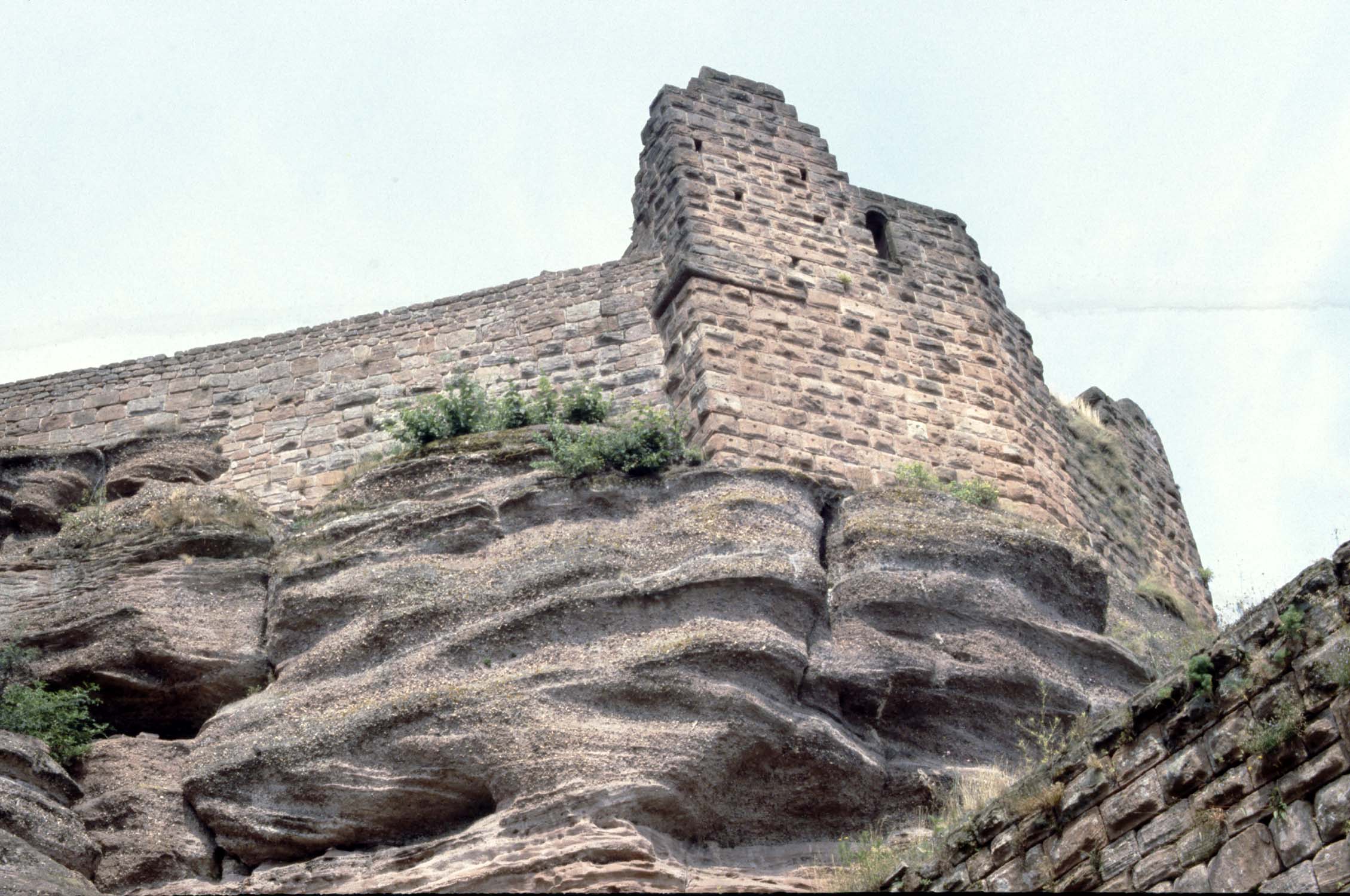 Vestige du logis sur son rocher, vue en contre-plongée