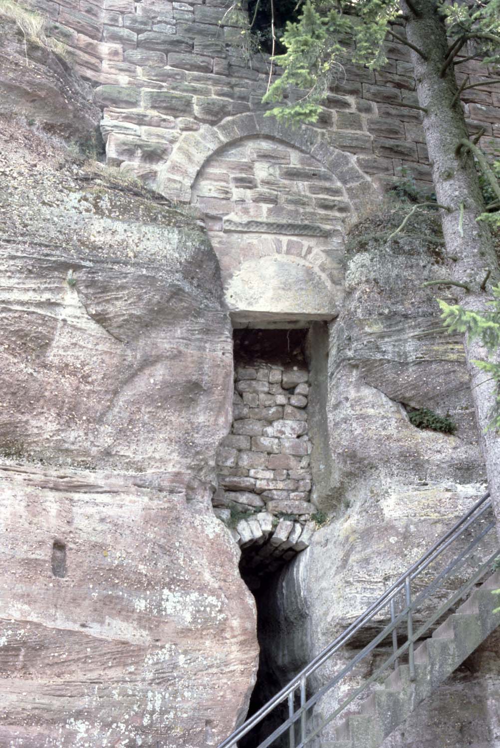 Arc de décharge entre rochers et murs