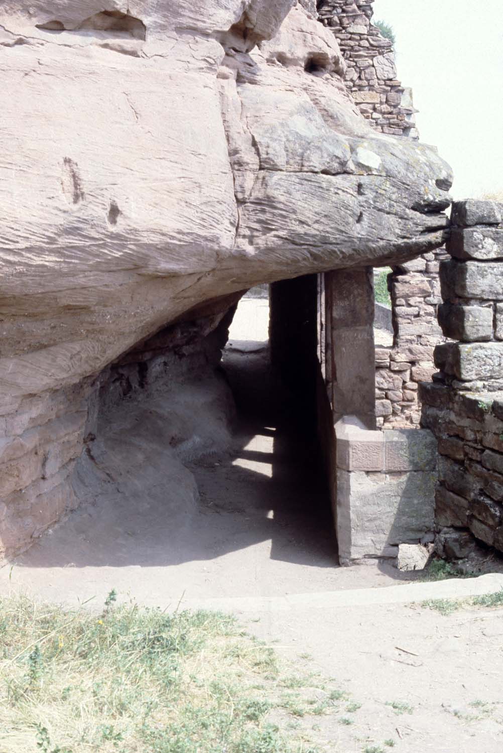 Passage taillé sous la roche au-dessus du puits