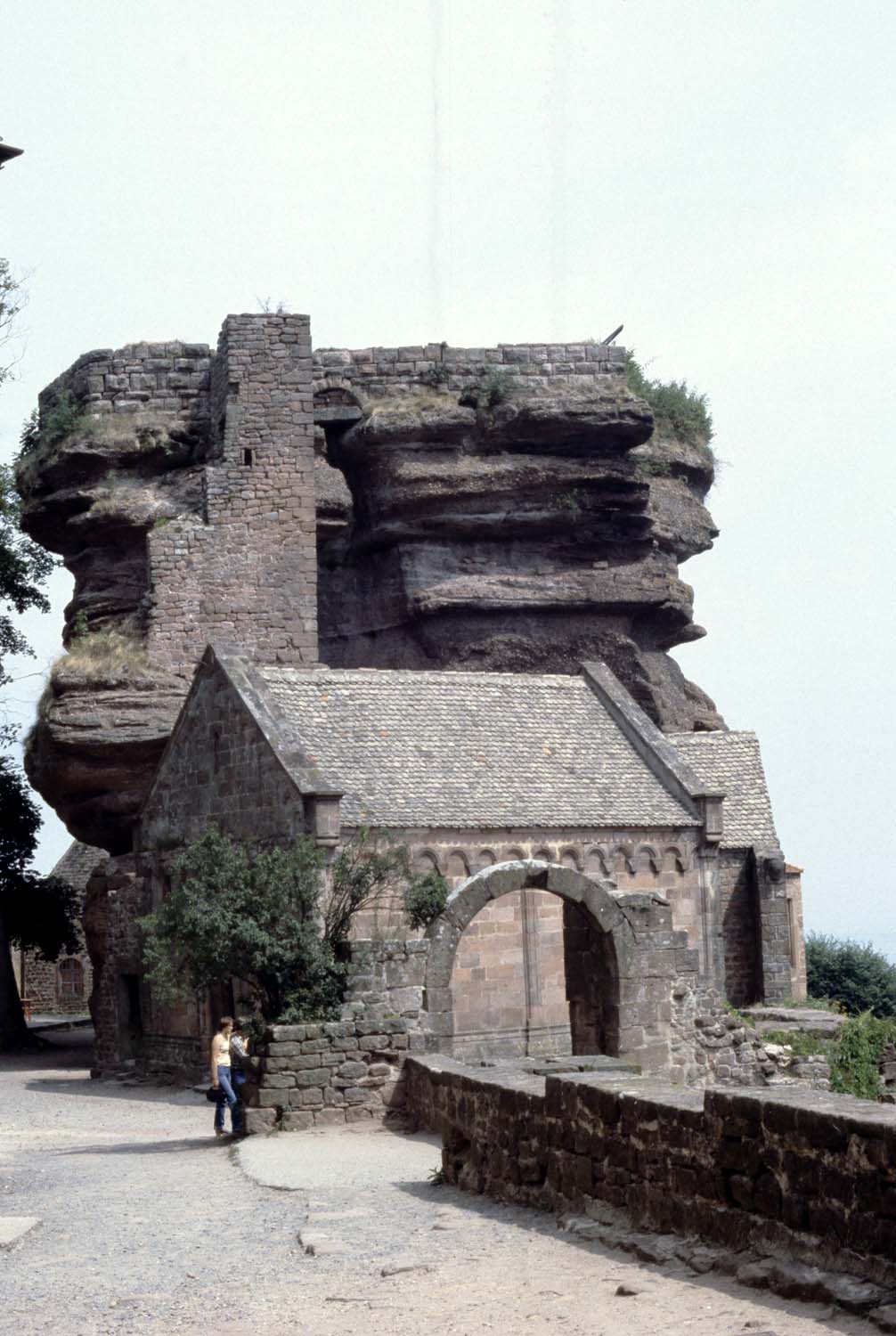 Chapelle et rocher, vue d'ensemble