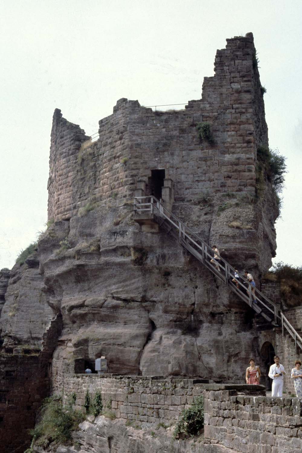 Vestiges du donjon sur son rocher, vue d'ensemble