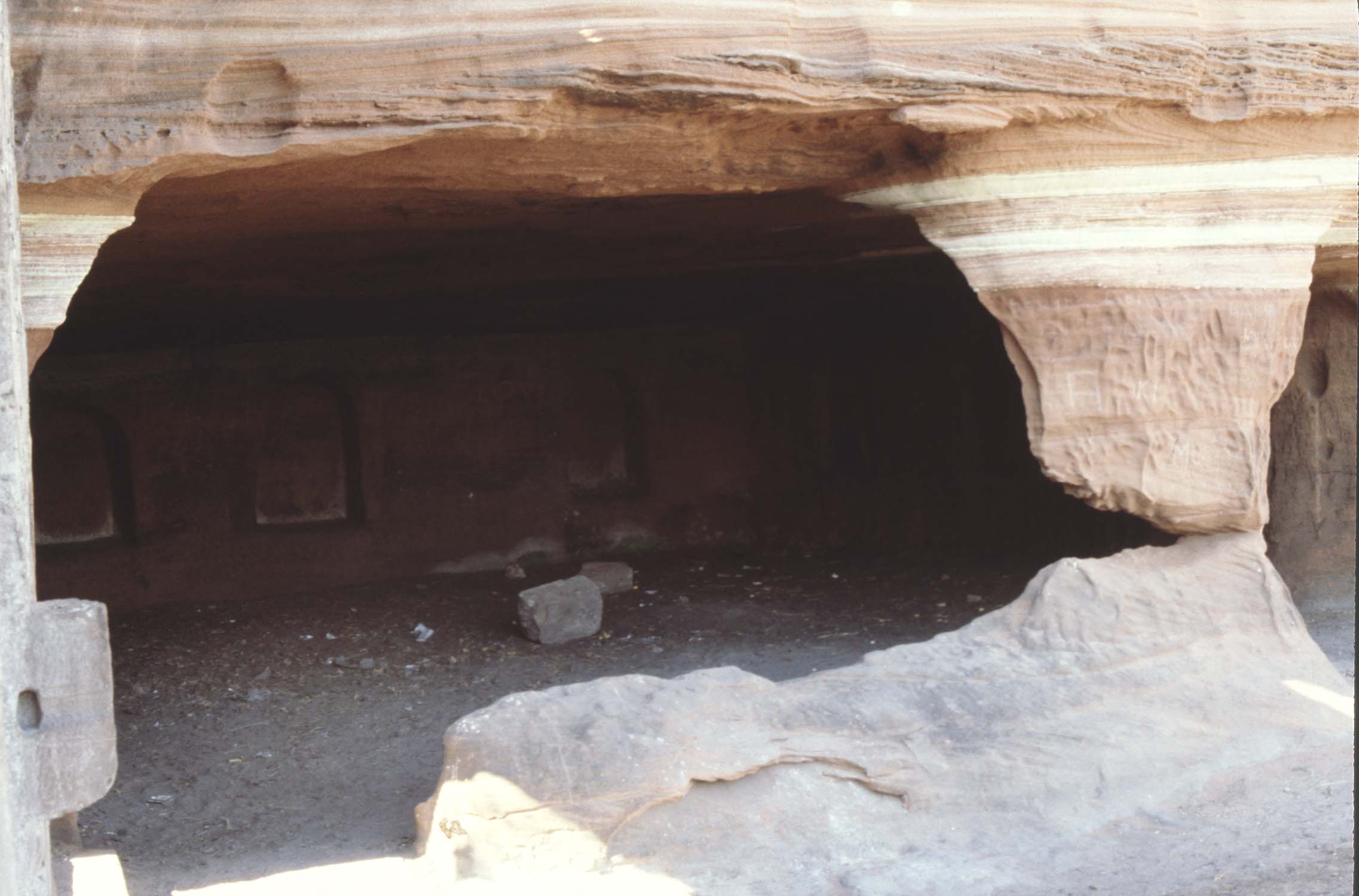 Salle excavée après la 2e porte