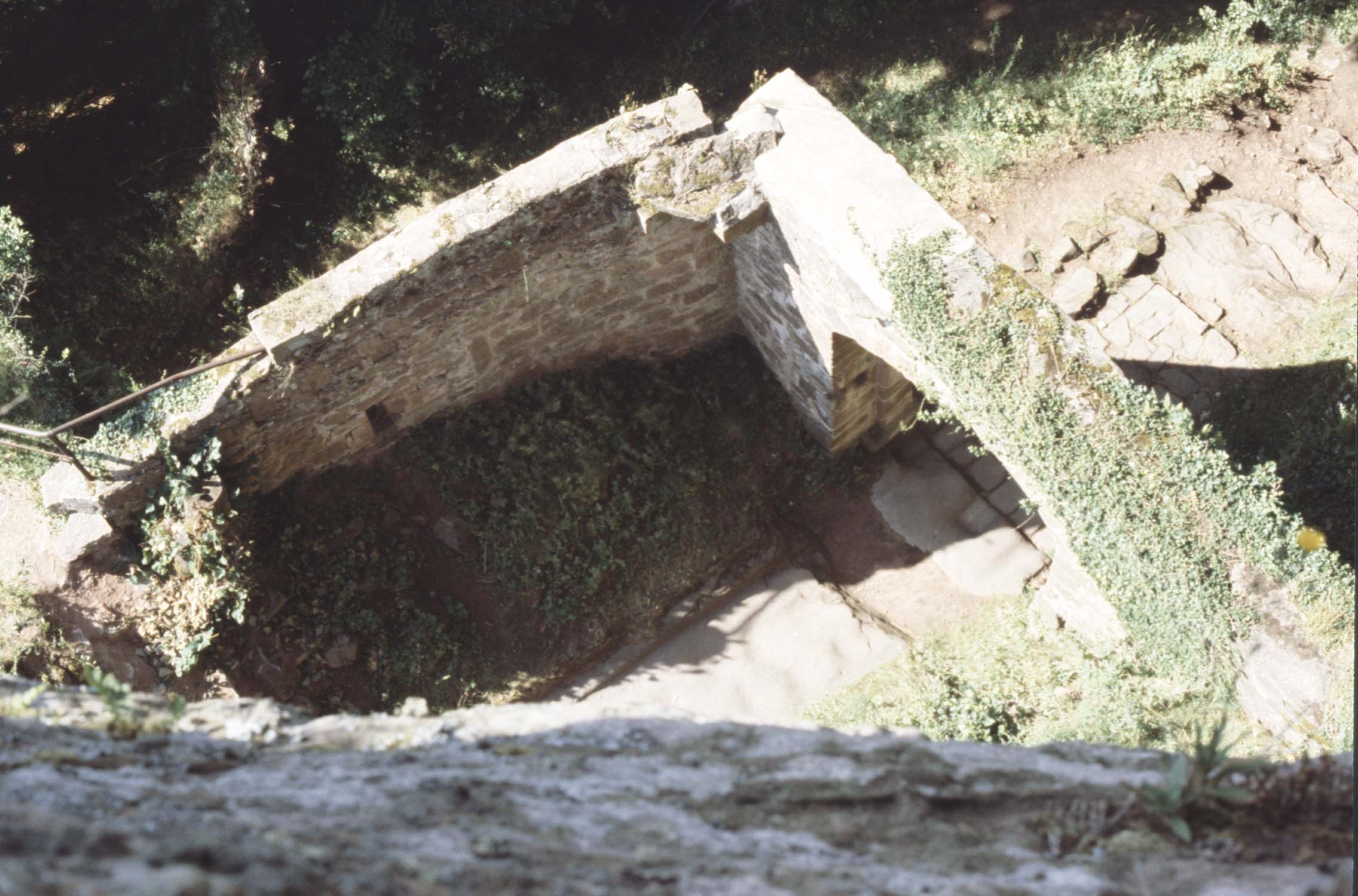 Porte, vue en plongée depuis tour de guet