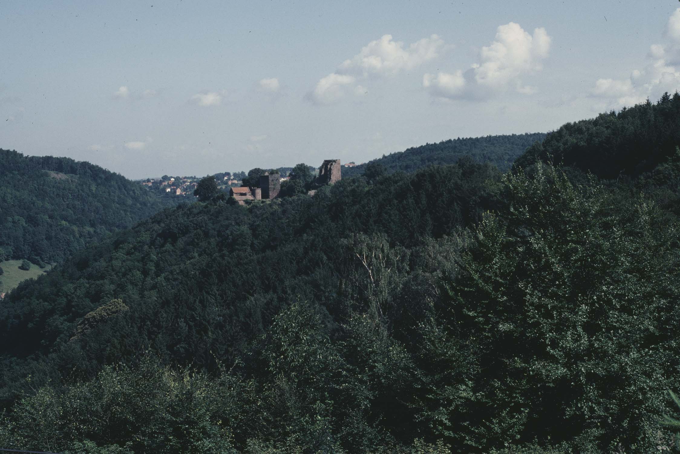 Vestiges du château dans la montagne, vue à distance