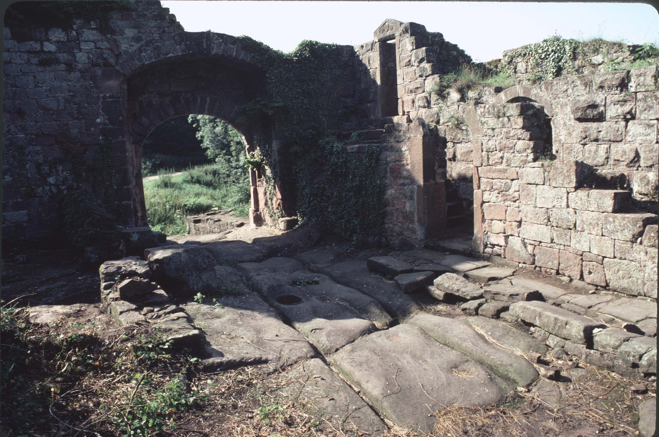 Vestiges de l'entrée : intérieur, vue d'ensemble