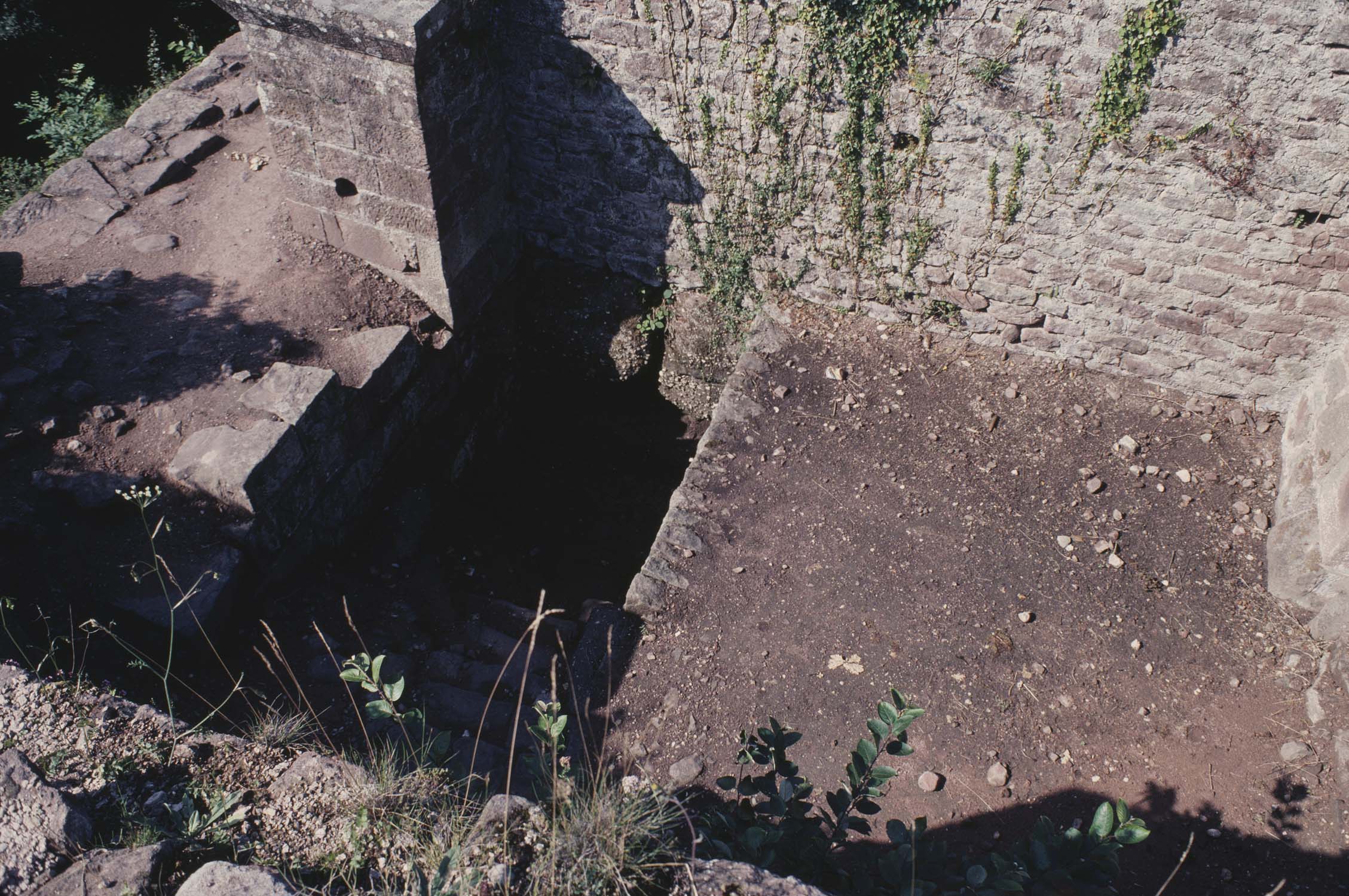 Vestiges de l'escalier du corps de garde, vue d'ensemble en plongée