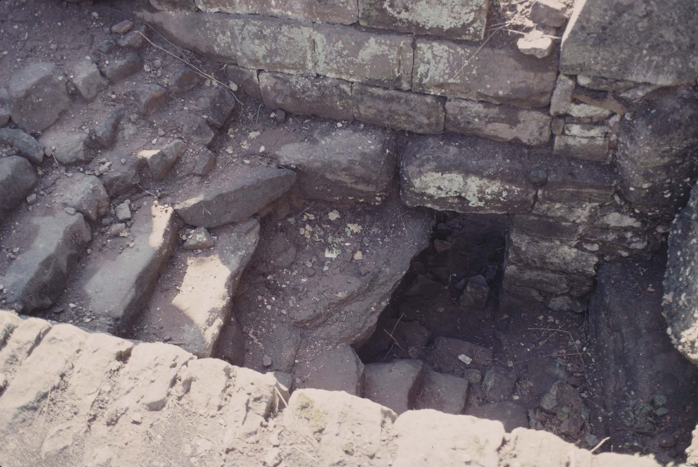 Vestiges de l'escalier du corps de garde, vue en plongée