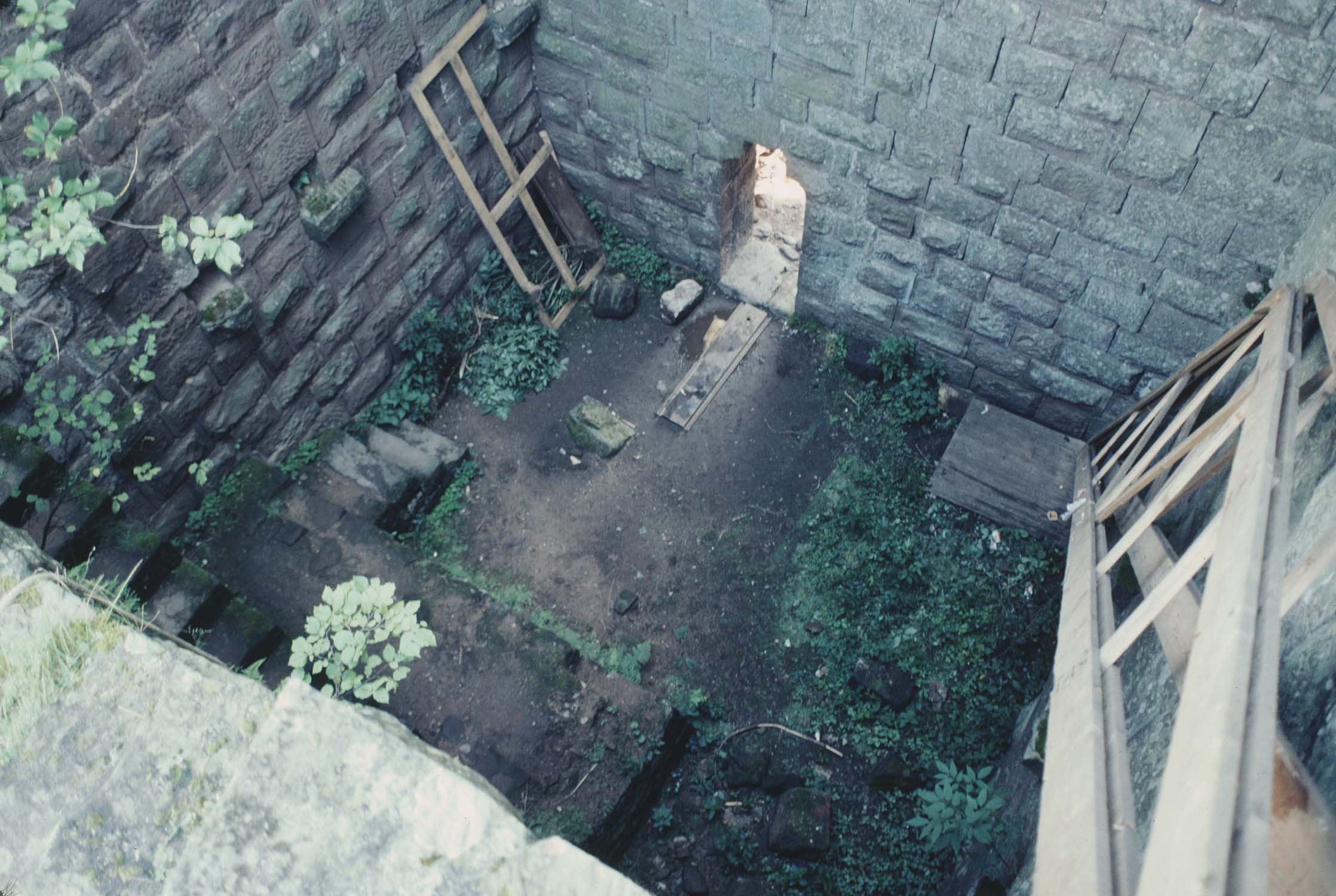 Vestiges d'un donjon : intérieur, vue en plongée