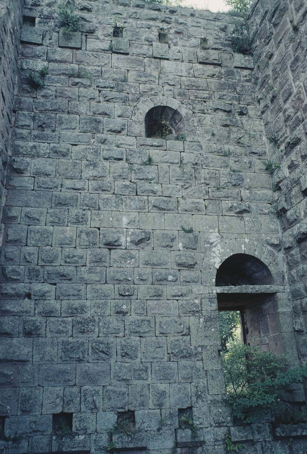 Vestiges d'un donjon : intérieur, vue générale d'un mur