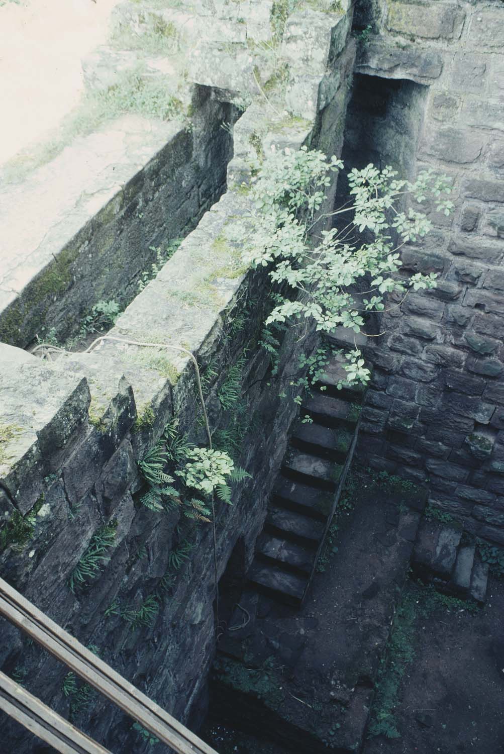 Escalier dans un mur, vue d'ensemble en plongée