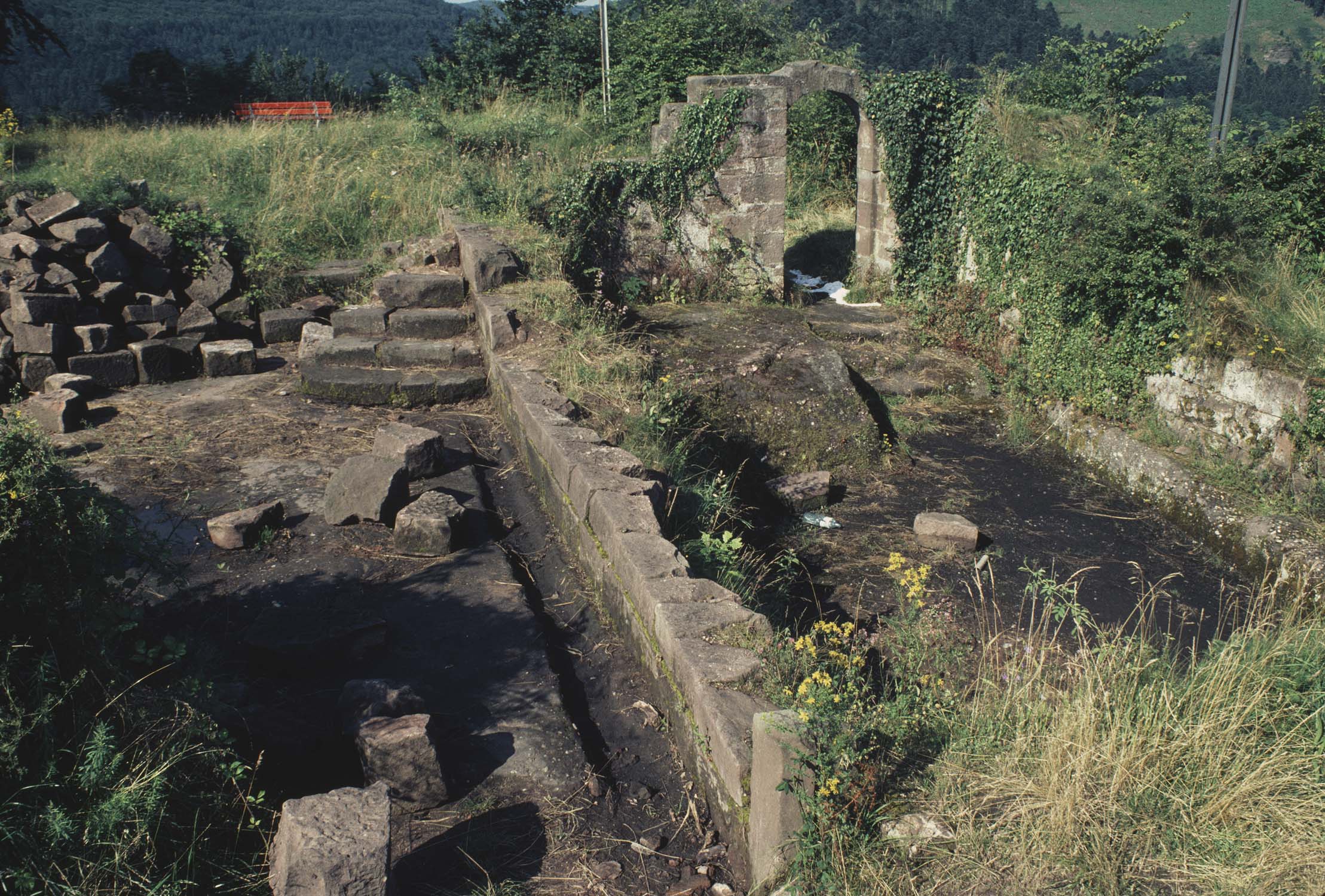 2e château : vestiges de l'habitat, vue d'ensemble