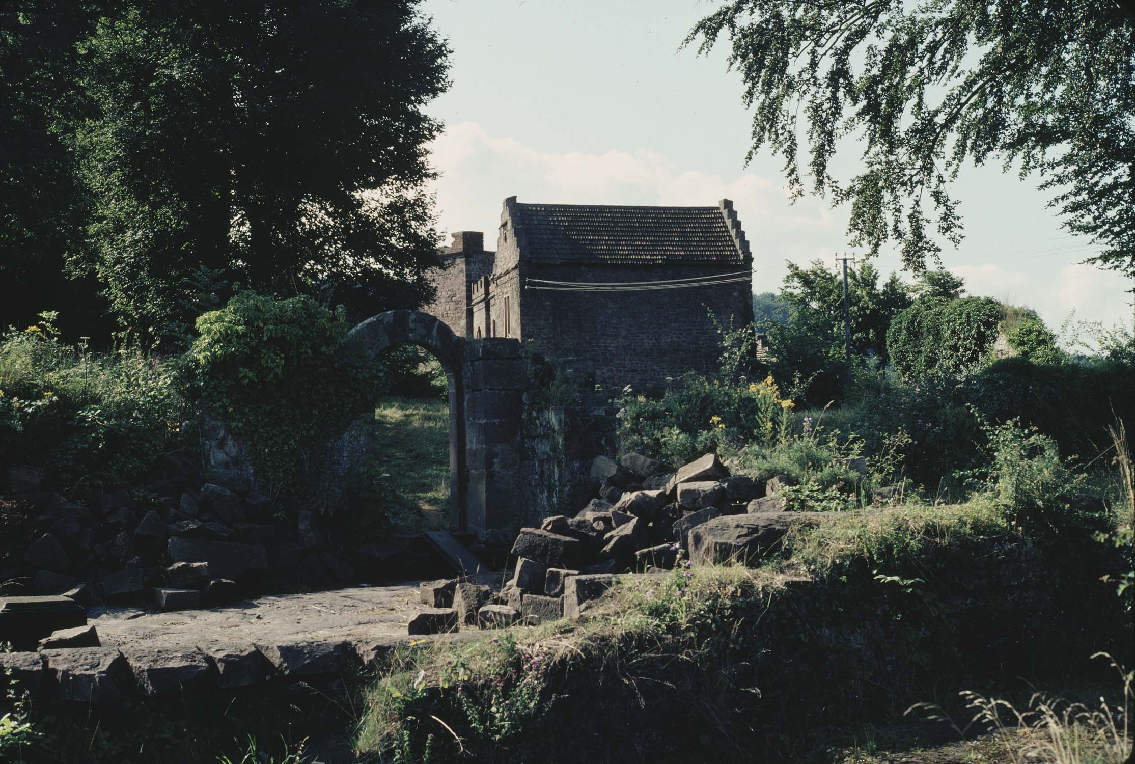 Vestiges, vue d'ensemble vers la chapelle