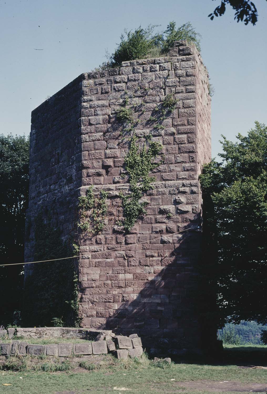 2e château : vestiges du donjon, vue générale