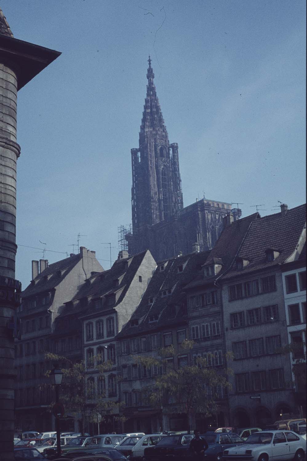 Cathédrale, vue à distance dans la ville