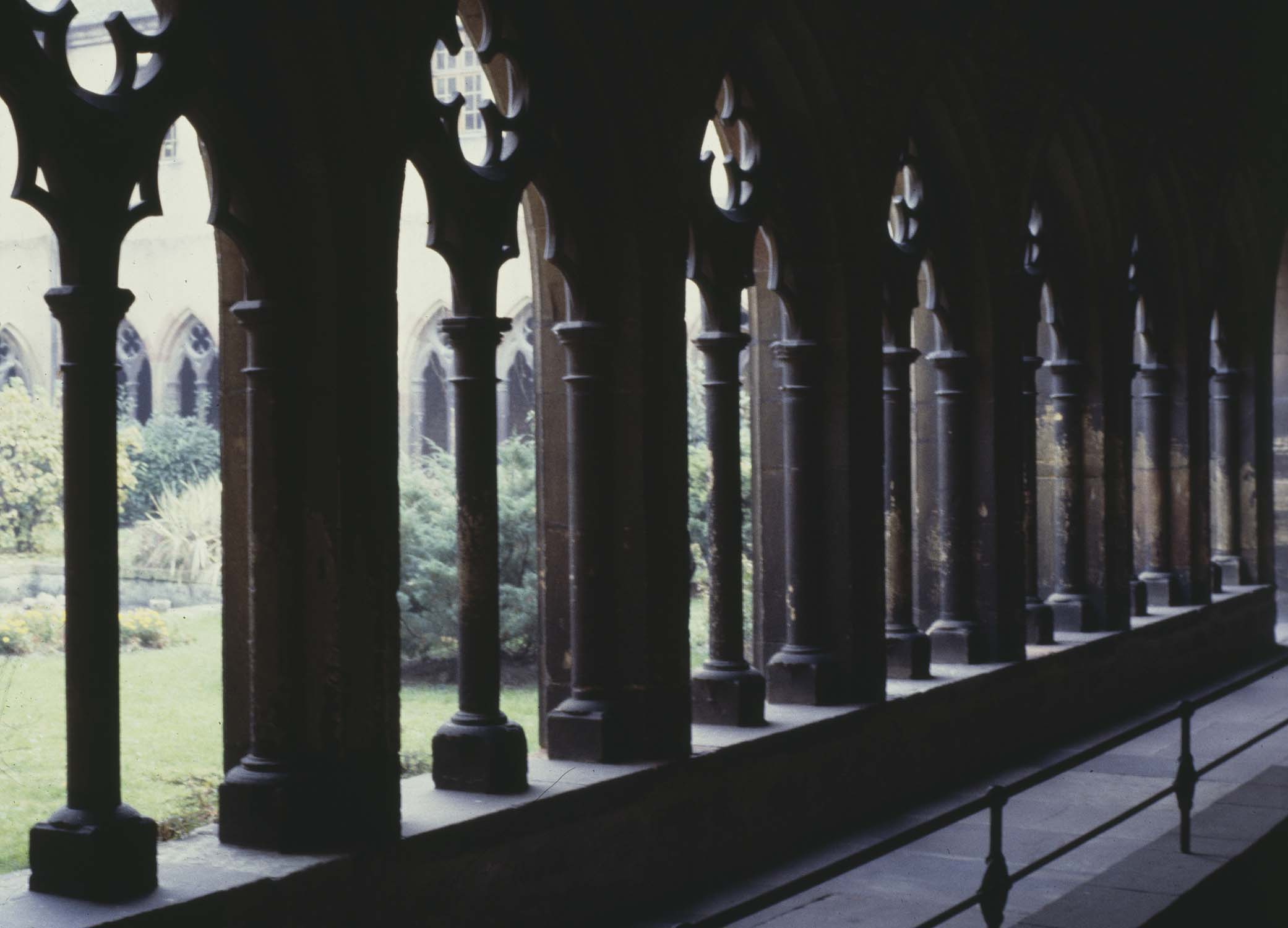 Cloître : intérieur, vue partielle