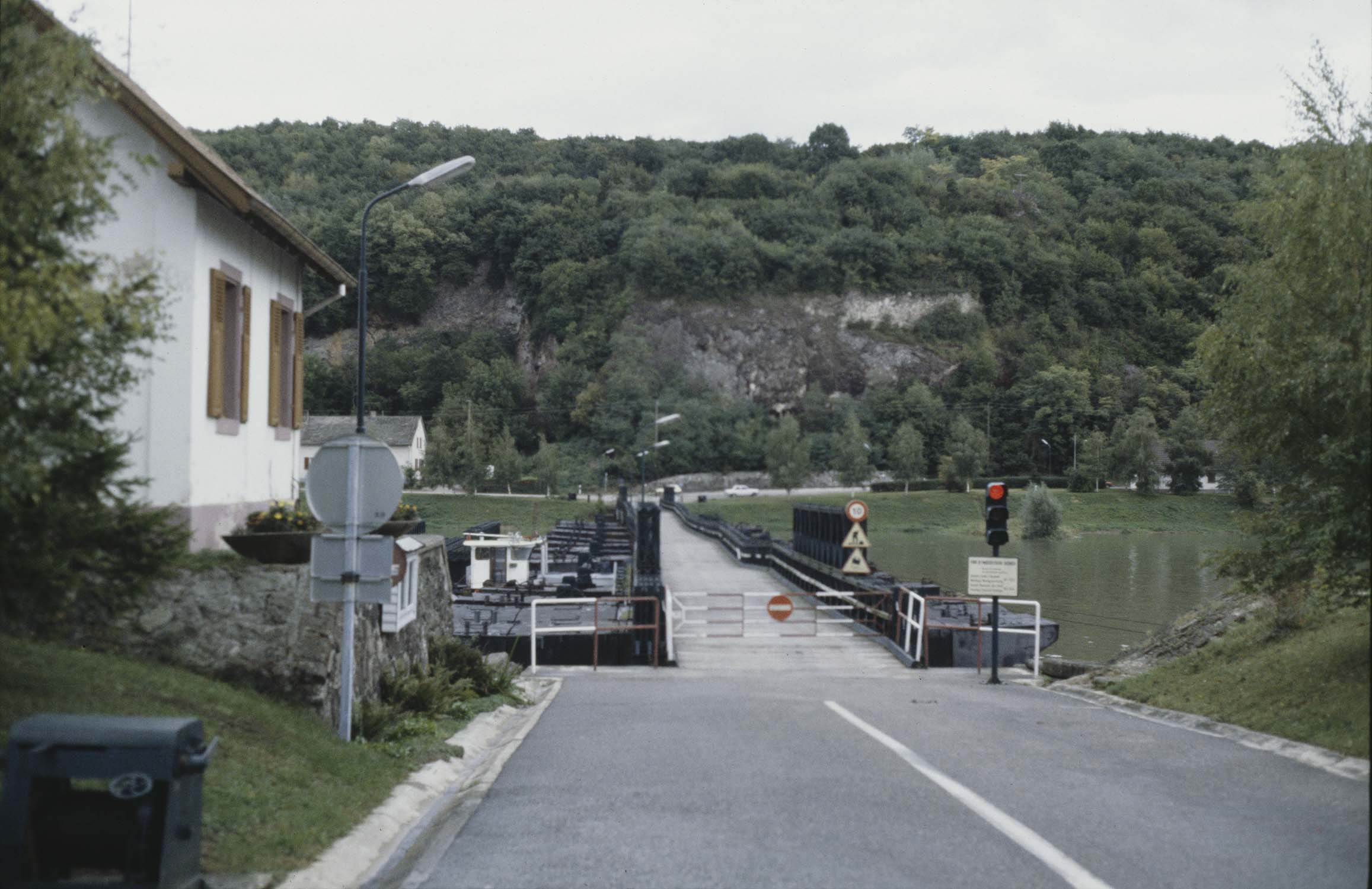 Limburg : Pont de bateaux par la route