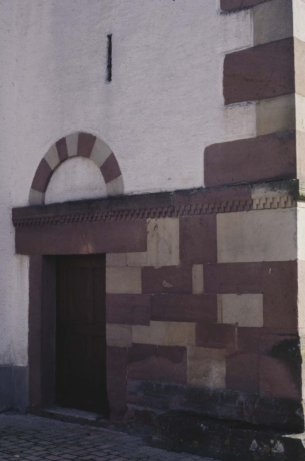 Porte avec bordure en damier