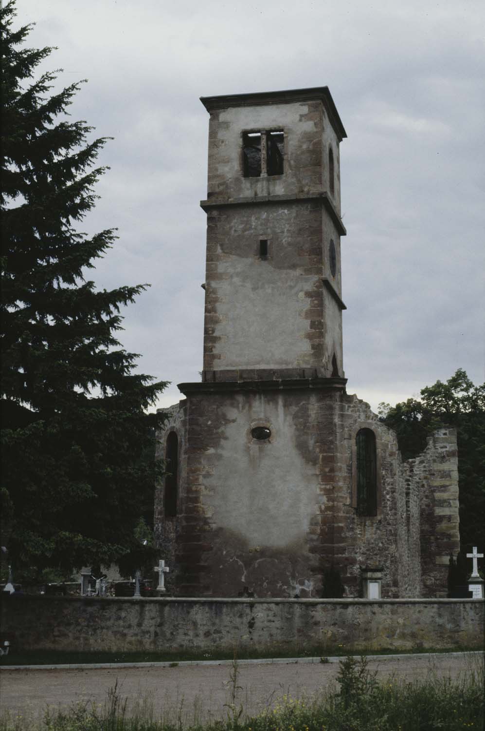 Vestiges de l'église en ruine