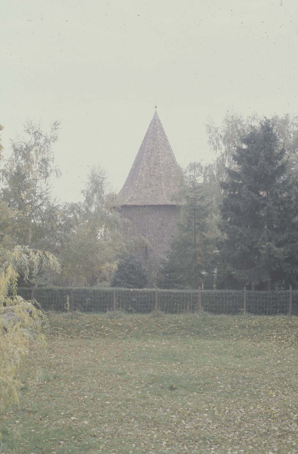 Vestiges du château : 1ère tour, vue à distance