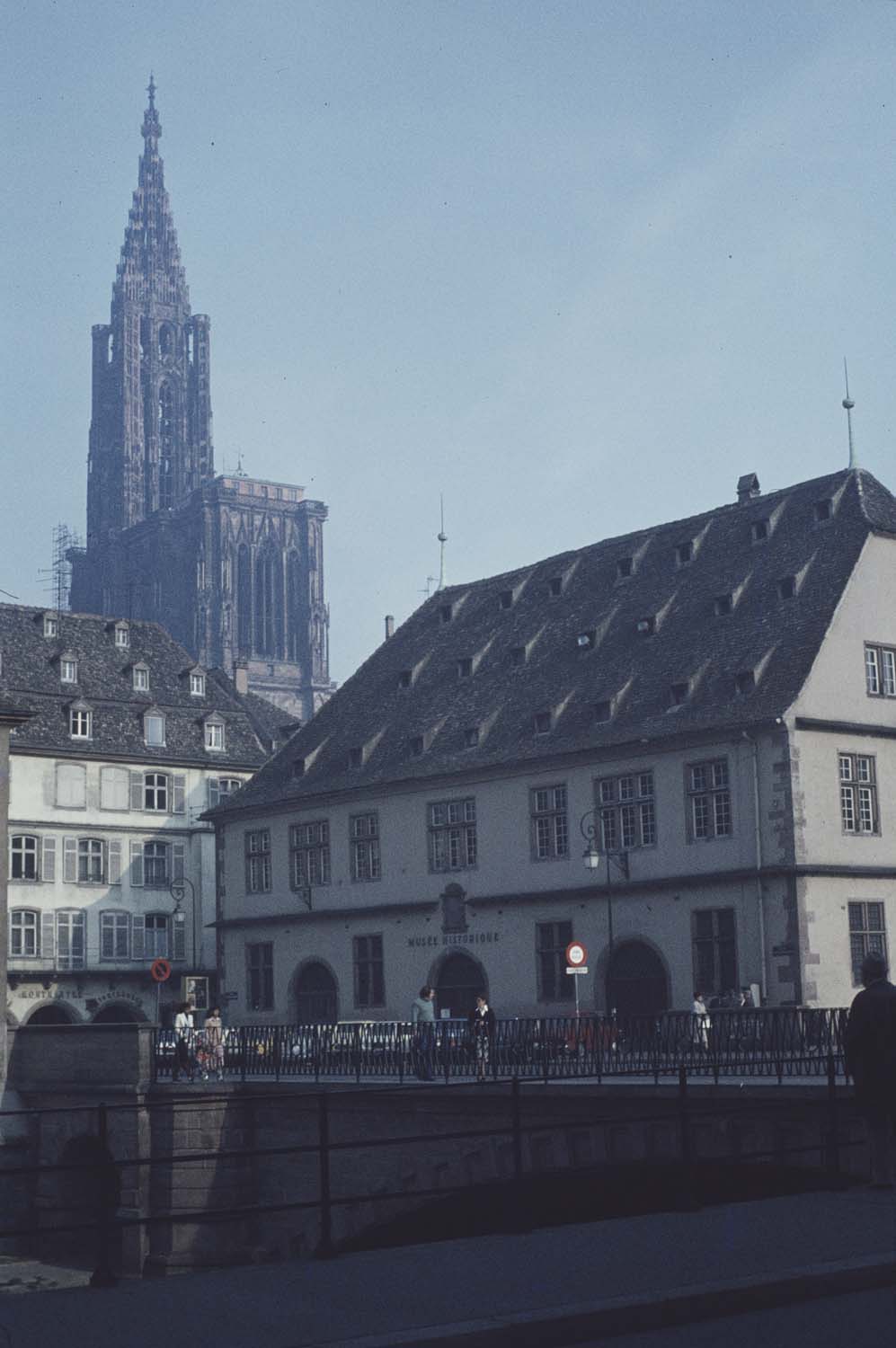 Bâtiment de la Grande boucherie et cathédrale en arrière-plan, vue d'ensemble