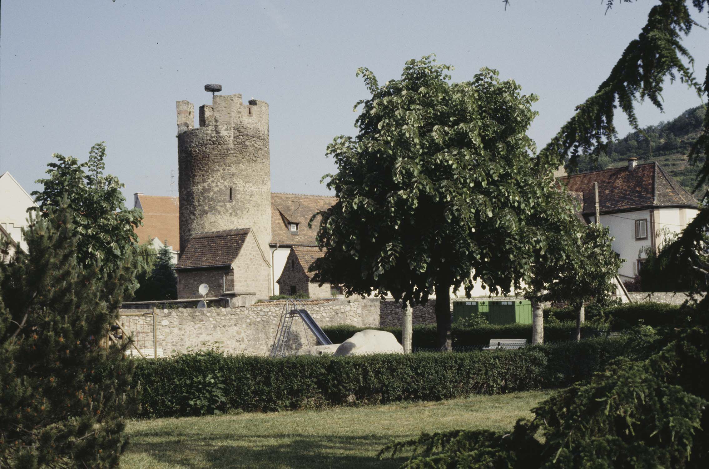 Rempart est : tour, vue à distance