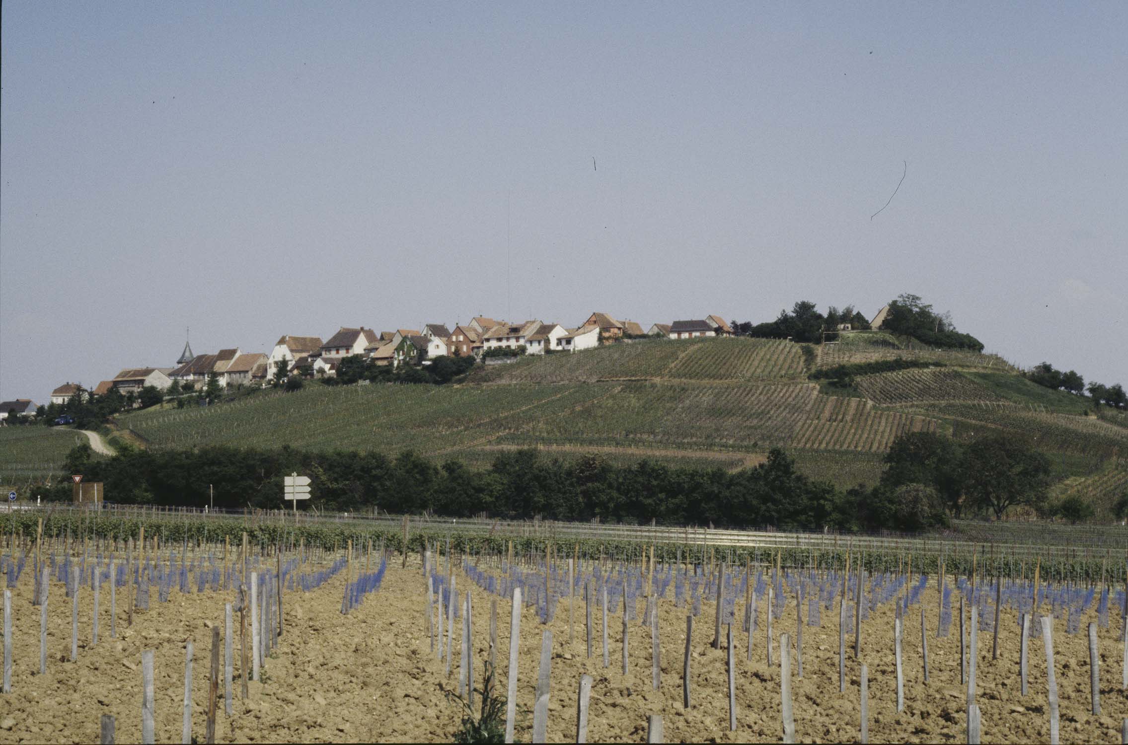 Village, vue à distance depuis le sud