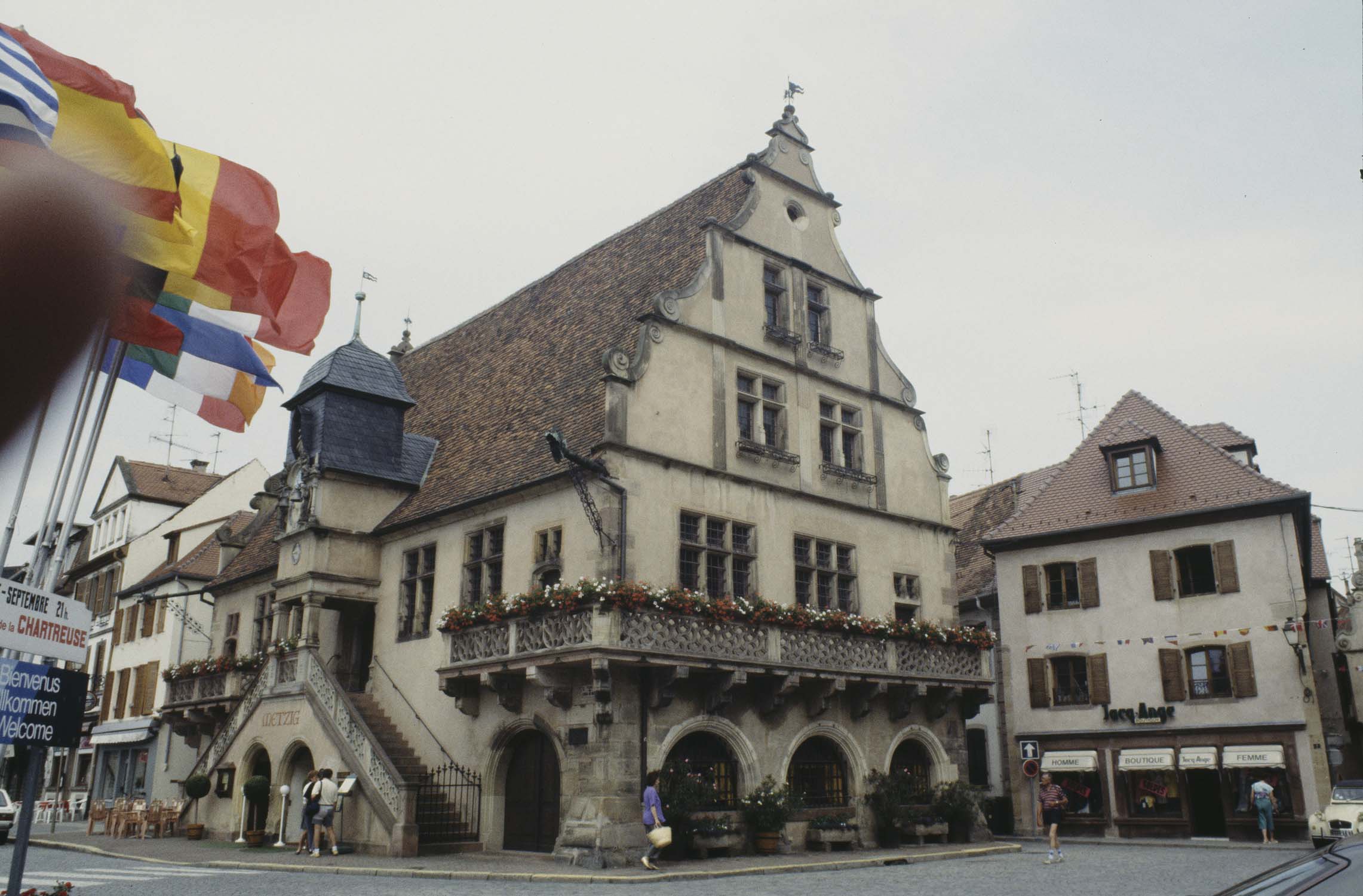 Maison, vue générale de trois-quarts