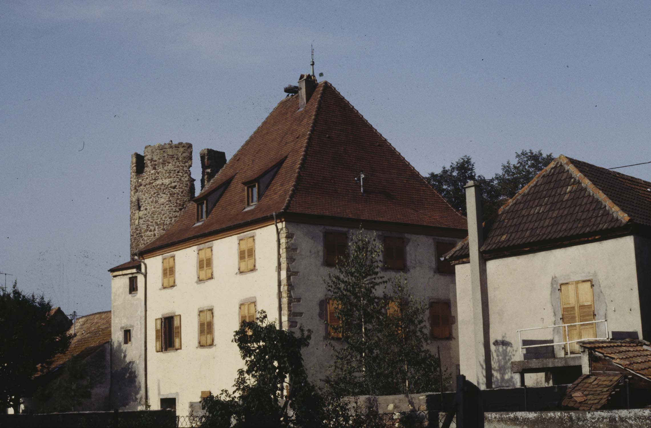 Tour de flanquement, vue partielle derrière les maisons