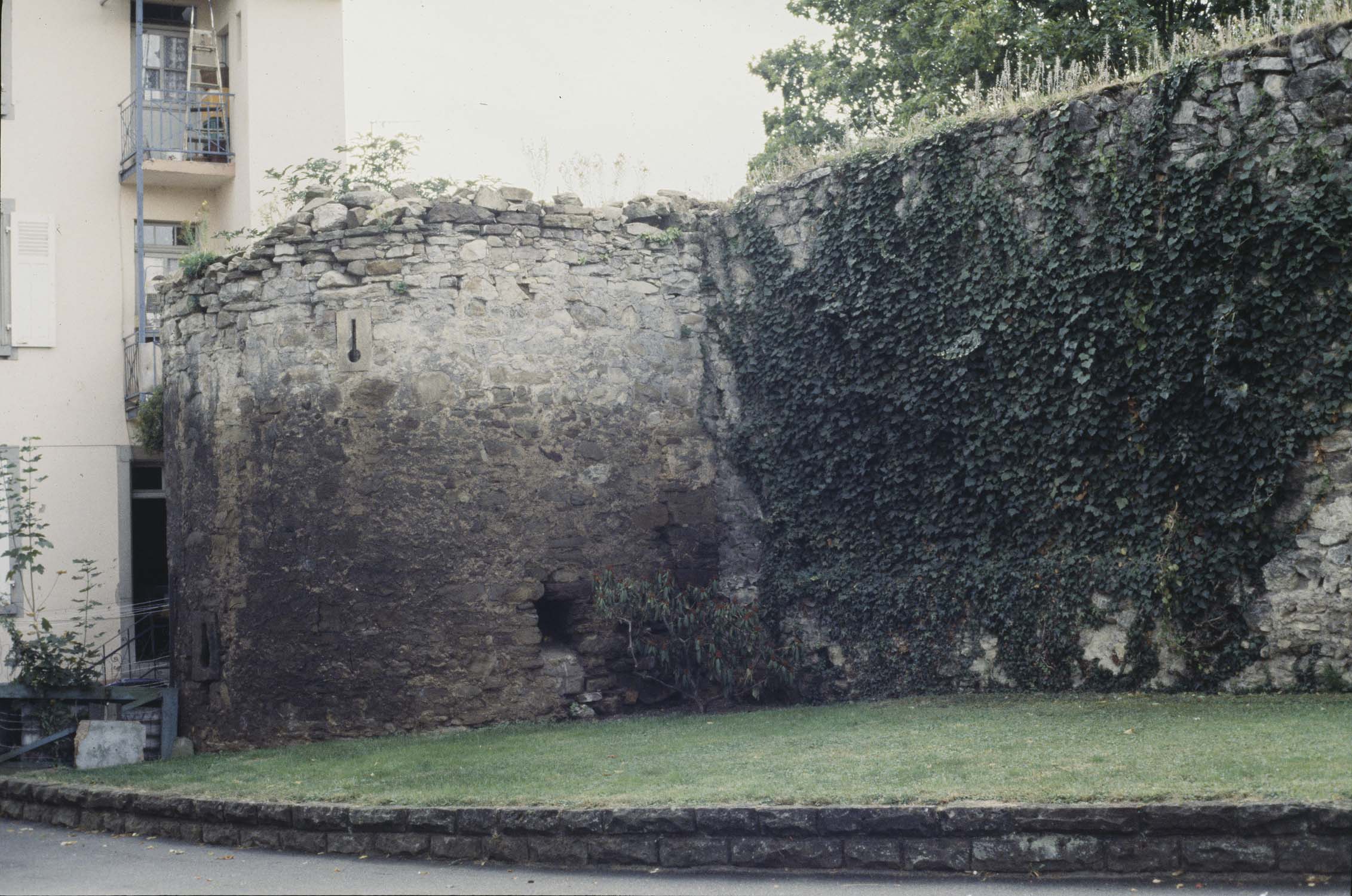 Vestiges de la tour et du rempart nord-est