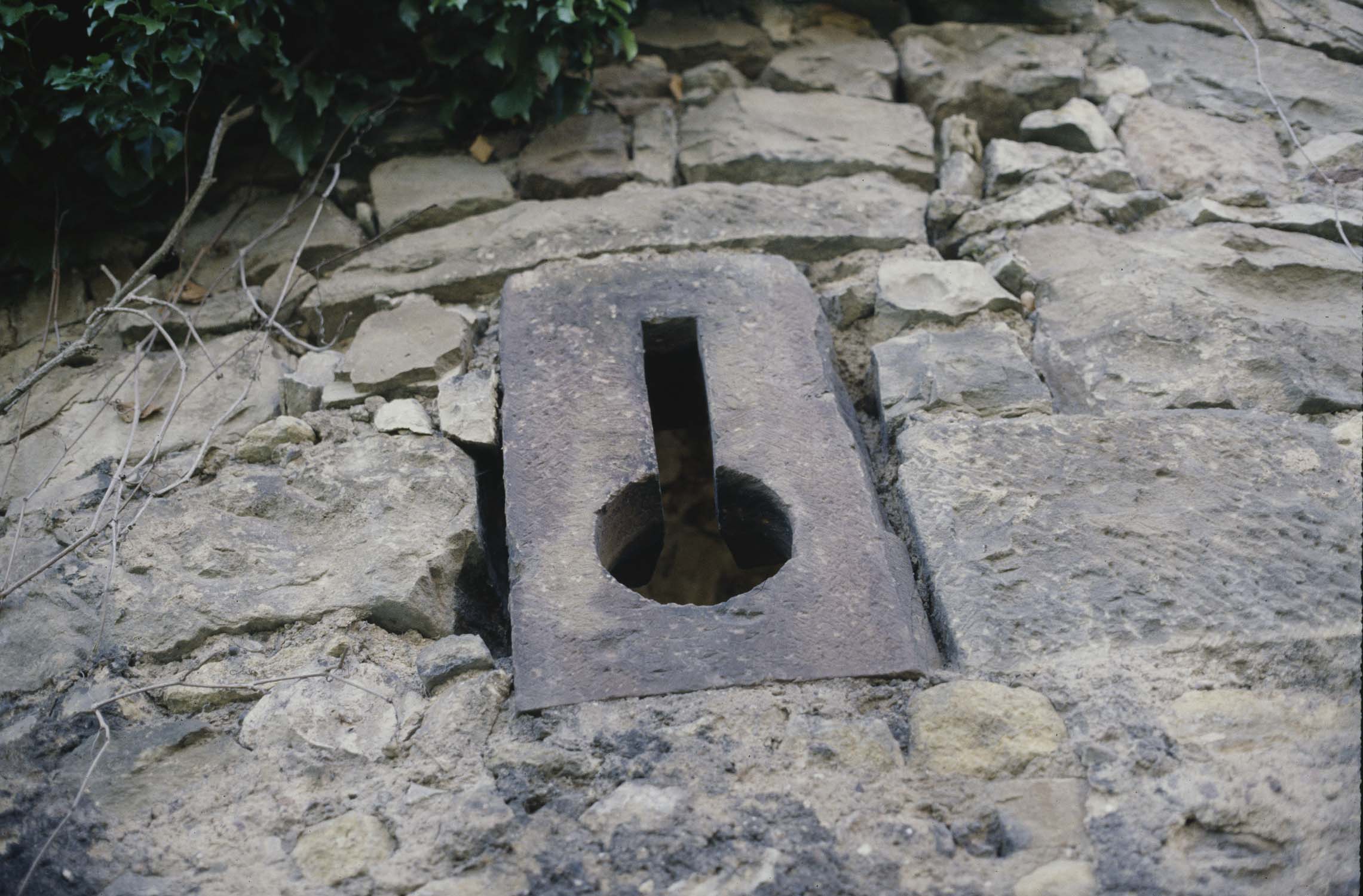 Angle sud-est du rempart est : bouche à feu, détail