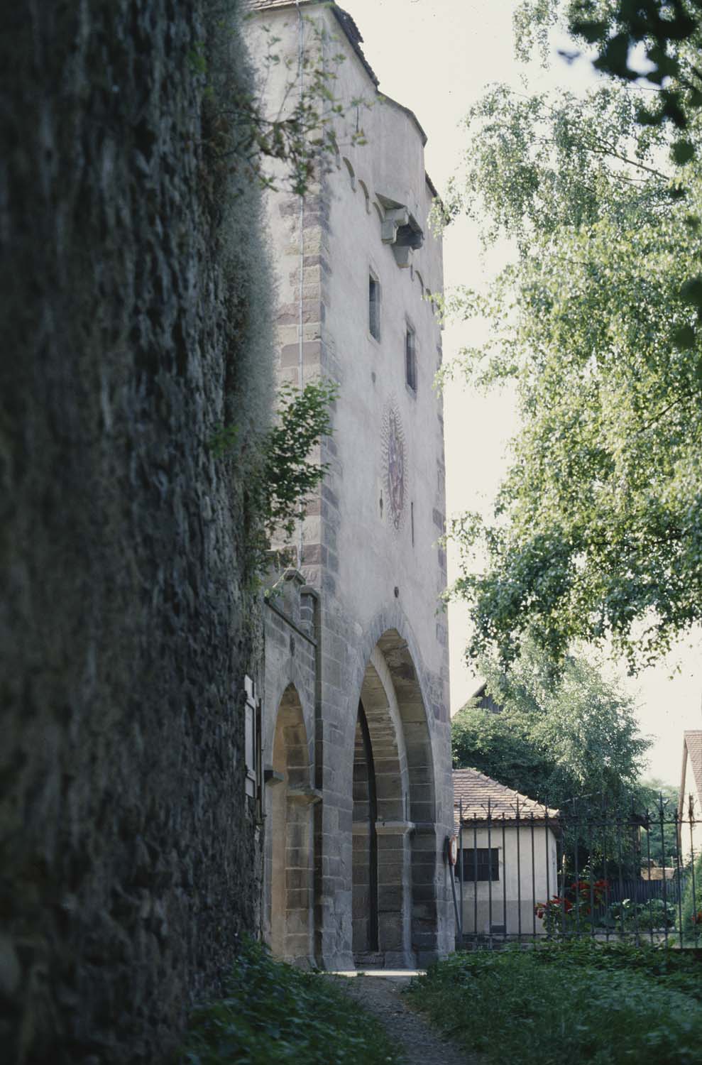 Porte est, vue latérale