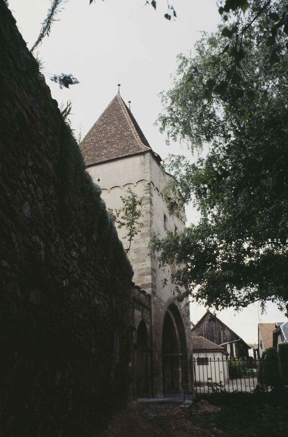 Porte est, vue partielle