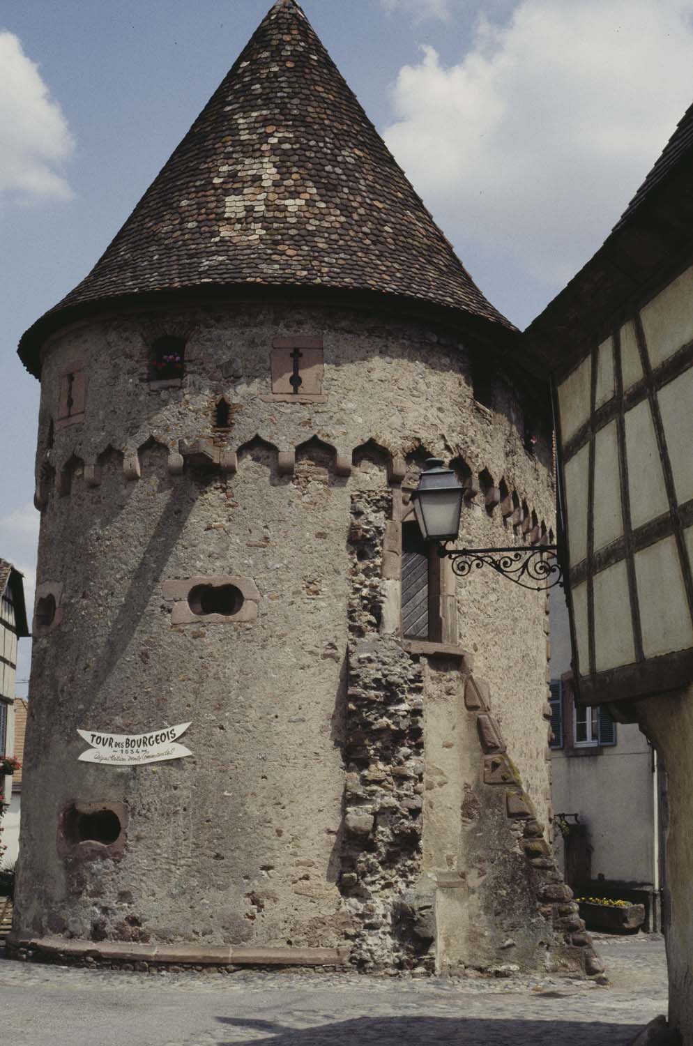 Façade d’accès, escalier montant