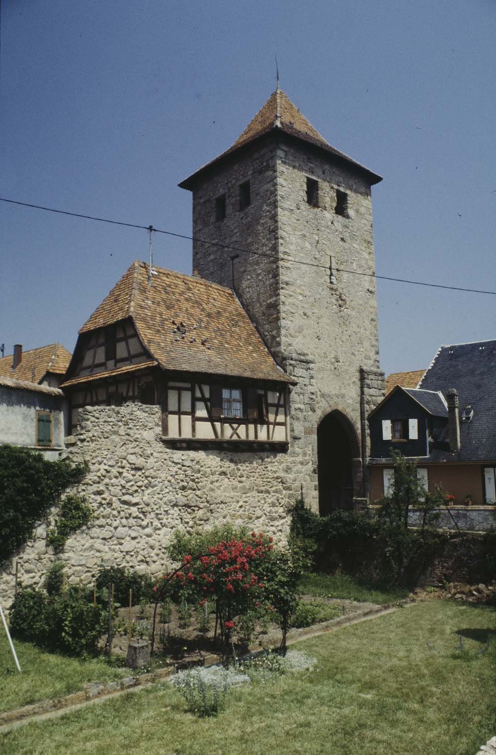 Porte sud, vue d'ensemble à distance