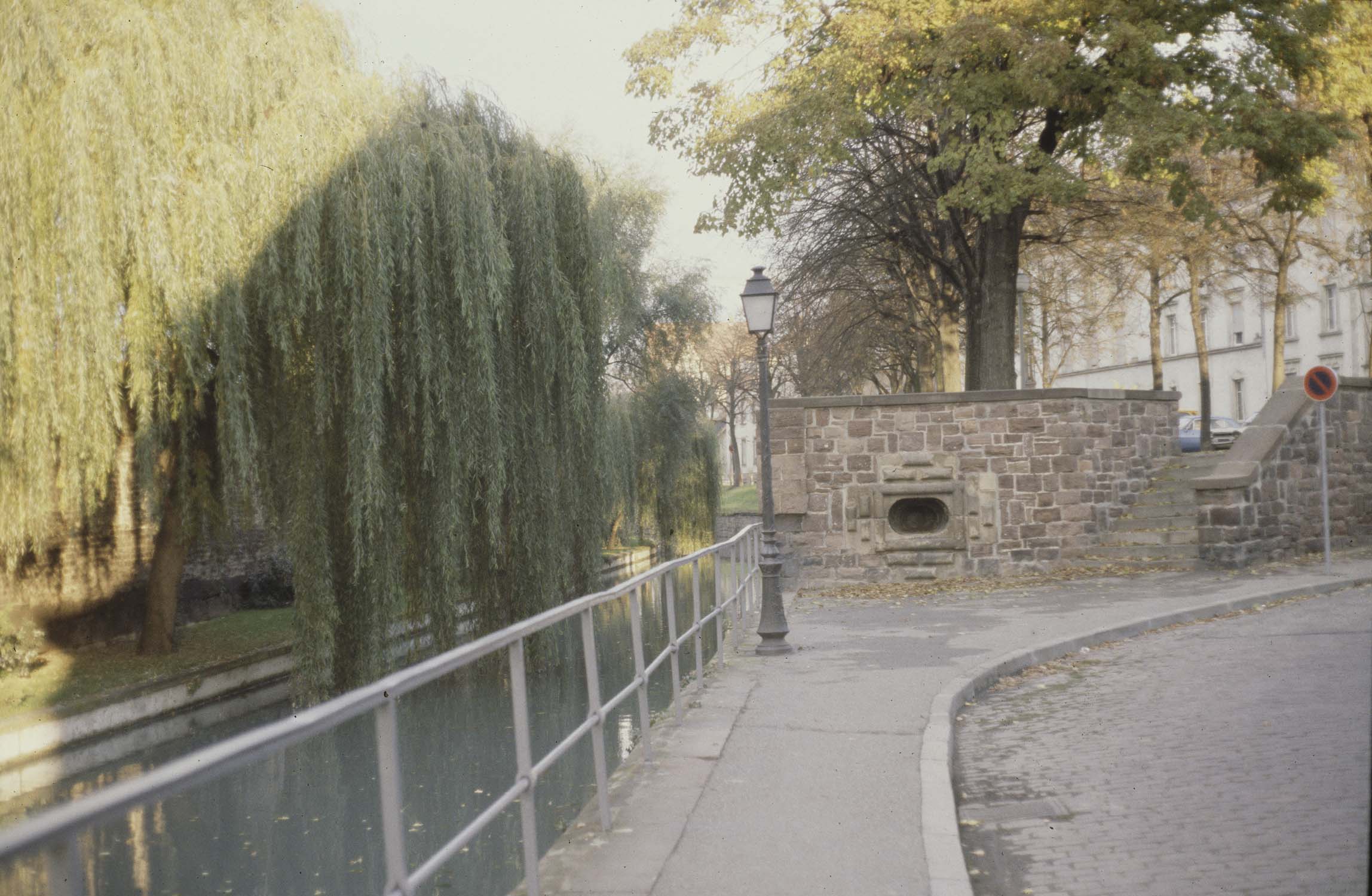 Rempart près de la Petite Venise, vue d'ensemble le long d'un canal