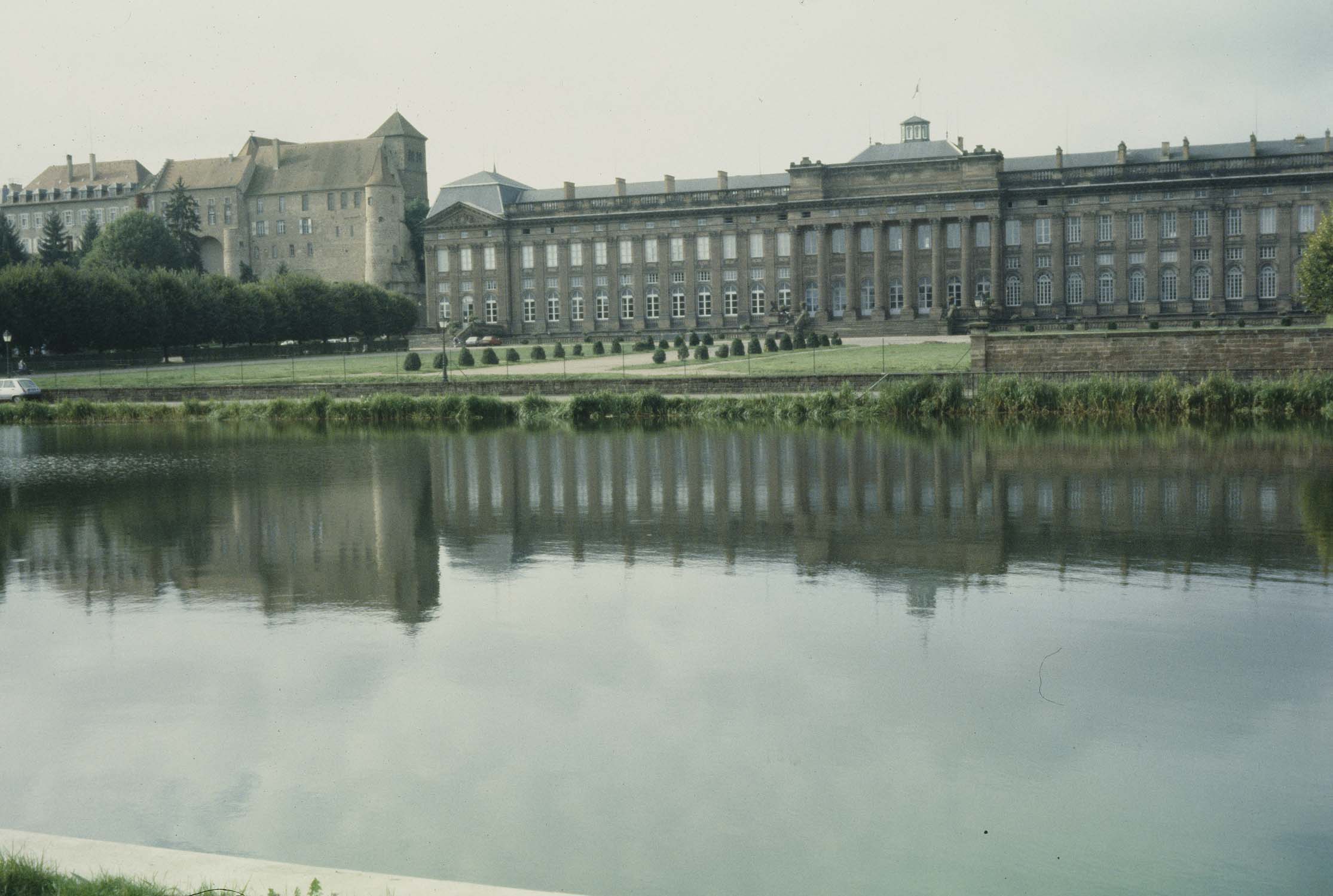 Façade se reflétant dans l'eau