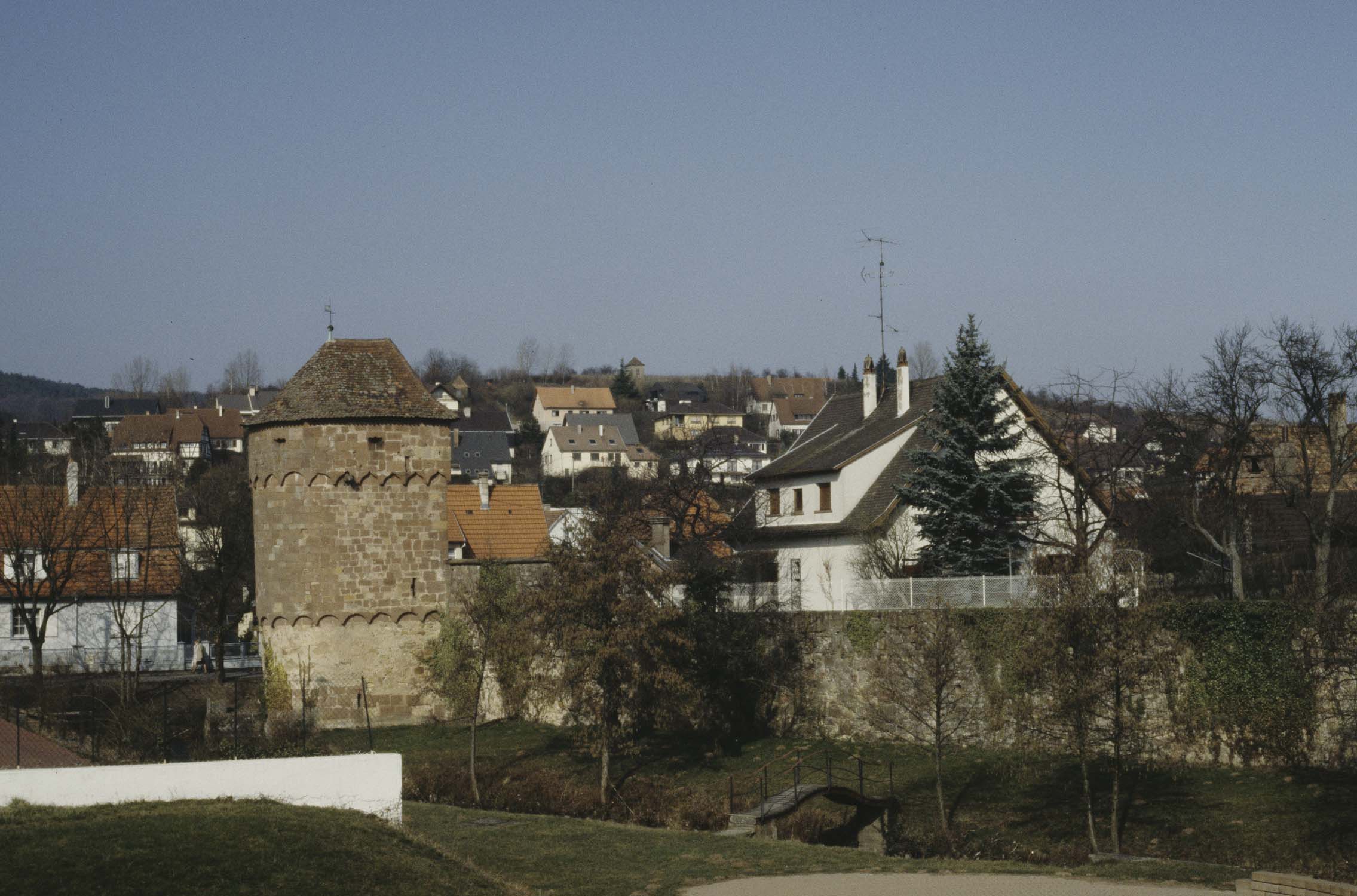 Tour ouest, vue d'ensemble à distance