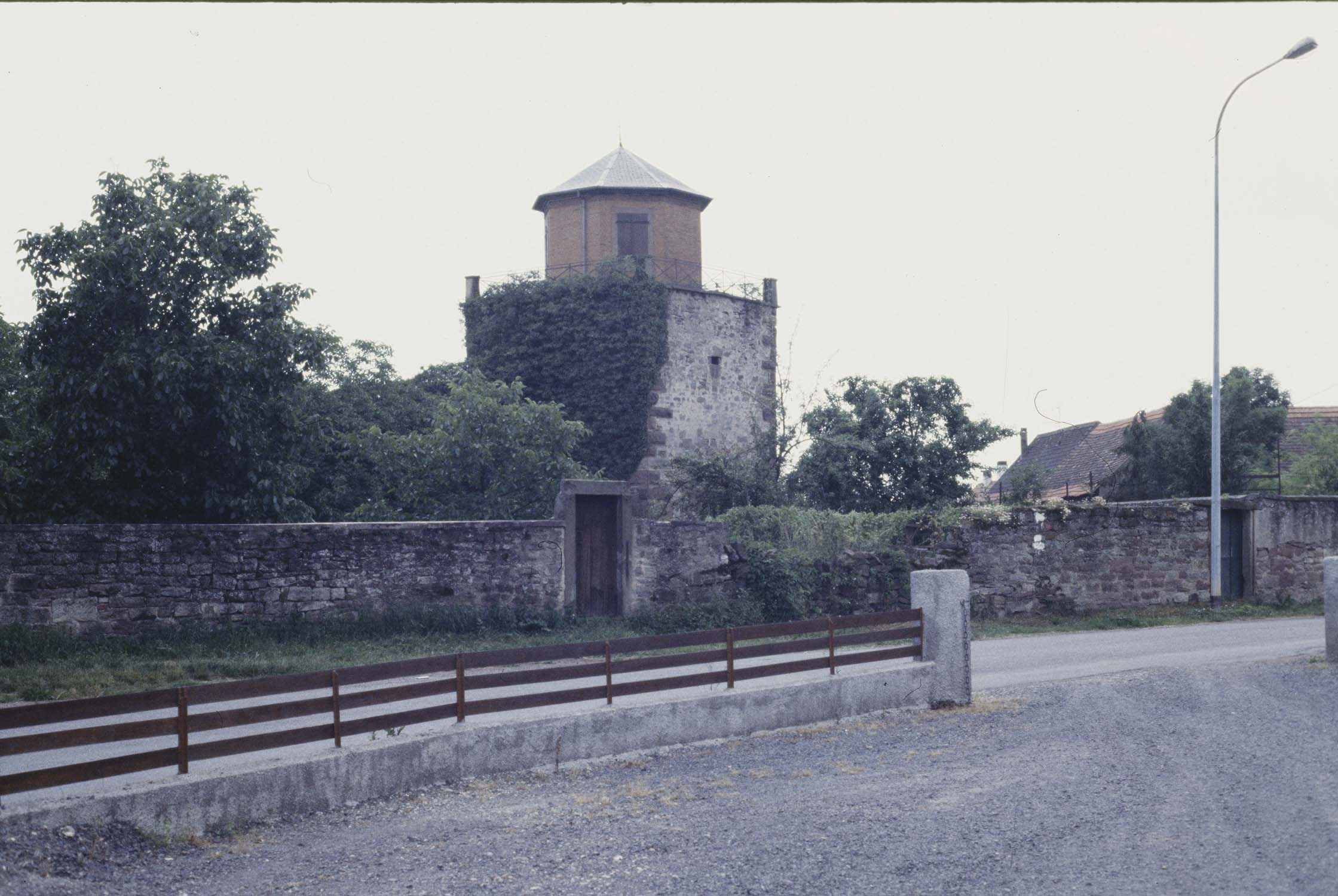 Tour d'angle rue du Klingeltor, vue à distance