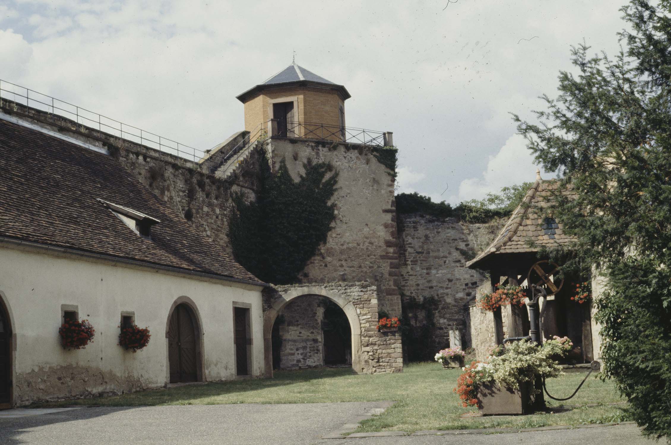 Place de la Mairie : Tour d'angle, vue d'ensemble