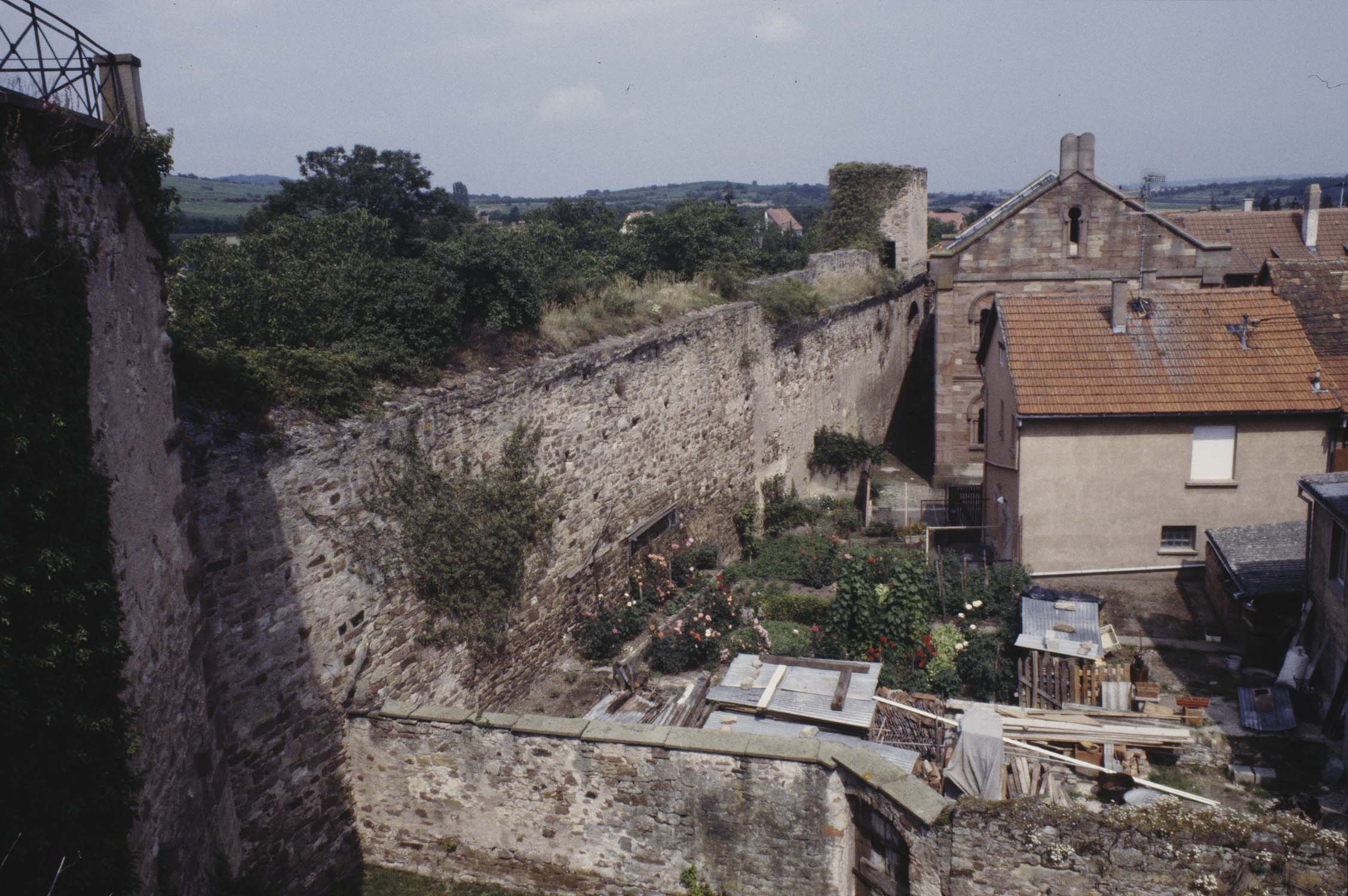 Rempart nord, vue d'ensemble depuis la mairie