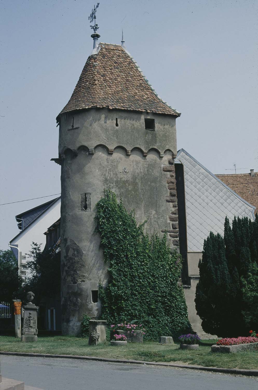 Tour près de l'église