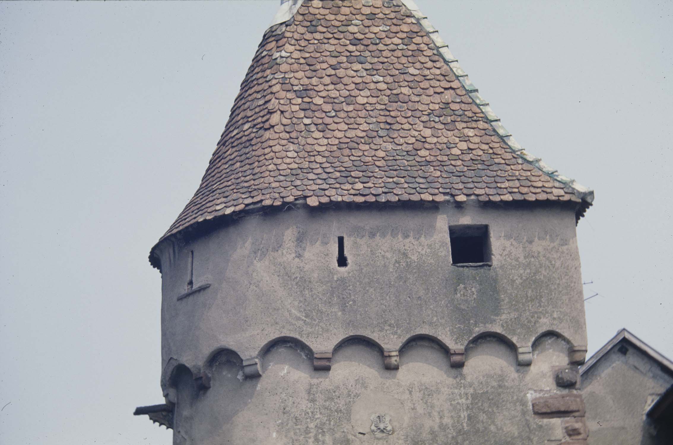 Tour près de l'église : couronnement, détail