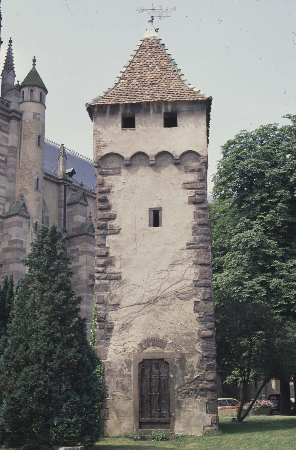 Tour près de l'église