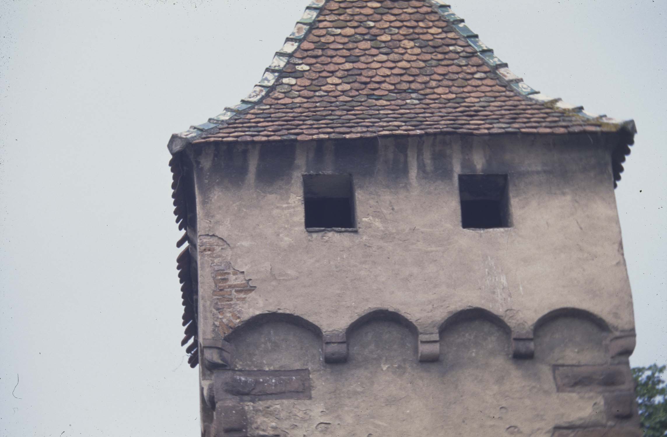 Tour près de l'église : couronnement