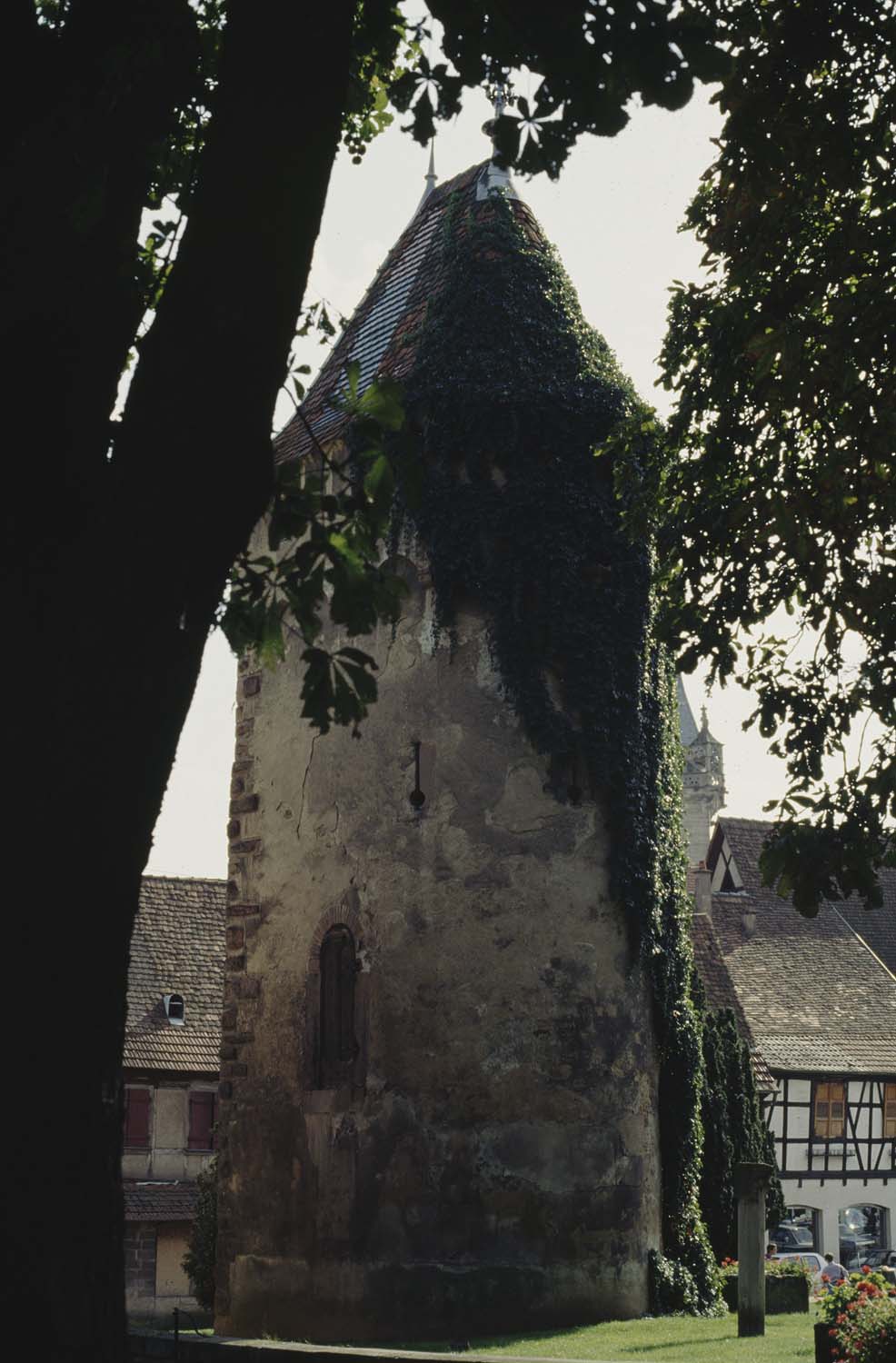 Tour près de l'église