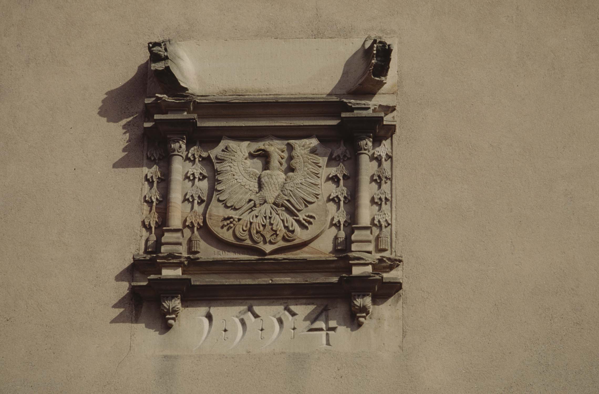 Bas-relief sculpté sur façade : blason millésimé